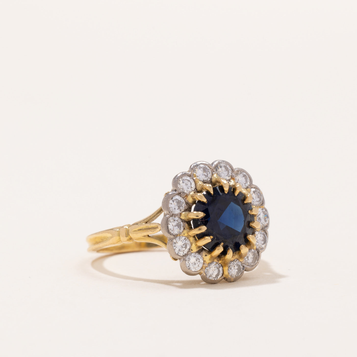 Bague halo saphir et diamants poinçonnée à Londres en 1983 | 1,90 ct, 0,58 ct au total | Taille 6 | 