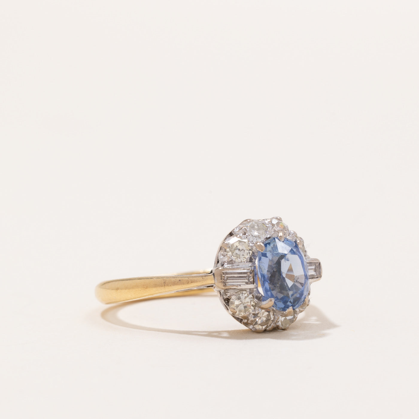 Bague halo saphir et diamants poinçonnée à Londres en 1966 | 1,10 ct, 0,50 ct au total | Taille 6,75 | 