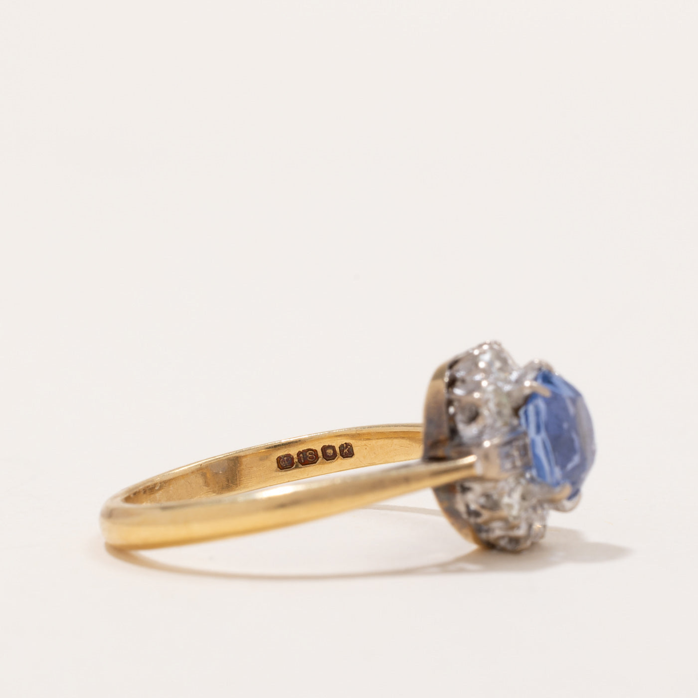 Bague halo saphir et diamants poinçonnée à Londres en 1966 | 1,10 ct, 0,50 ct au total | Taille 6,75 | 