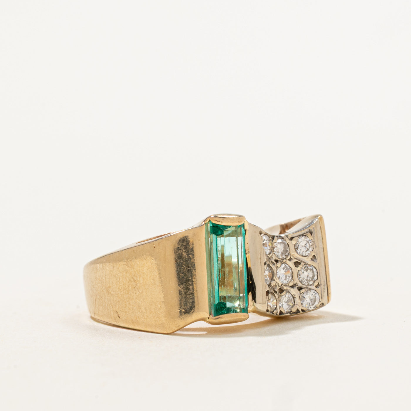 Bague en grille d'émeraudes et de diamants | 0,65 ct, 0,27 ct au total | Taille 6,75 | 