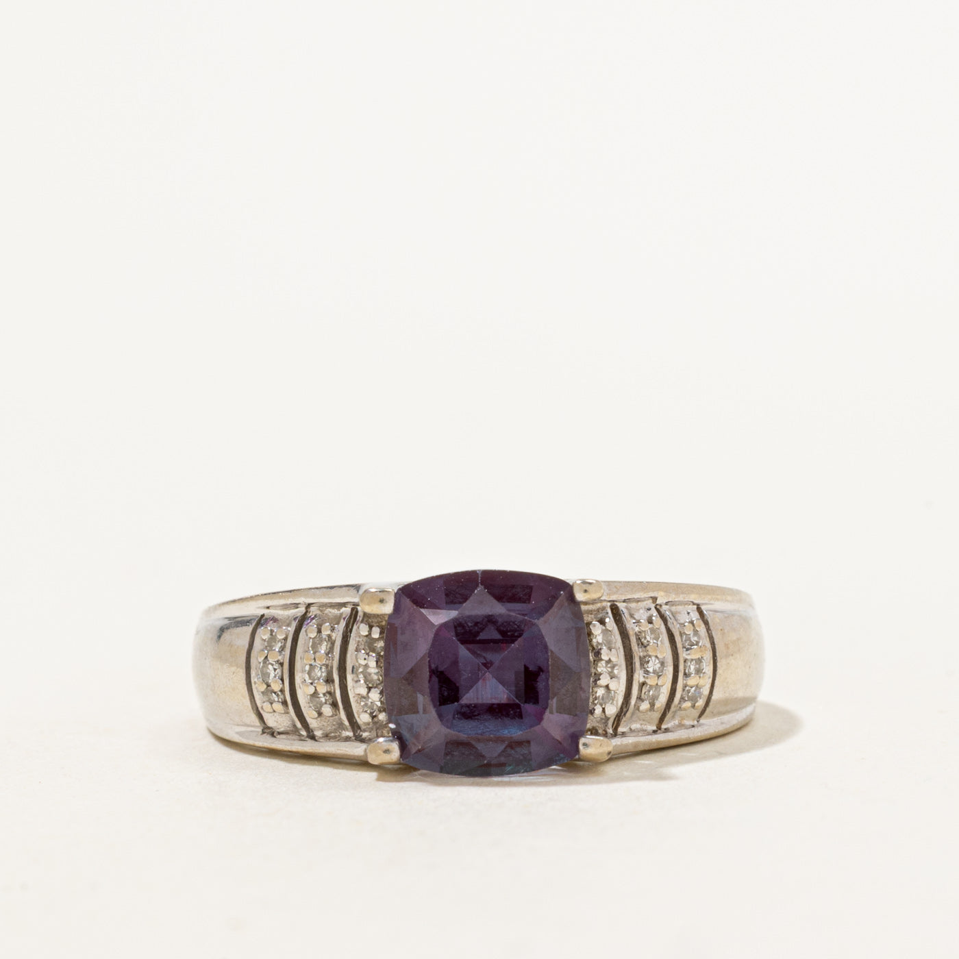 Bague cocktail en alexandrite synthétique et diamants | 2,00 ct, 0,09 ct au total | Taille 7,75 | 
