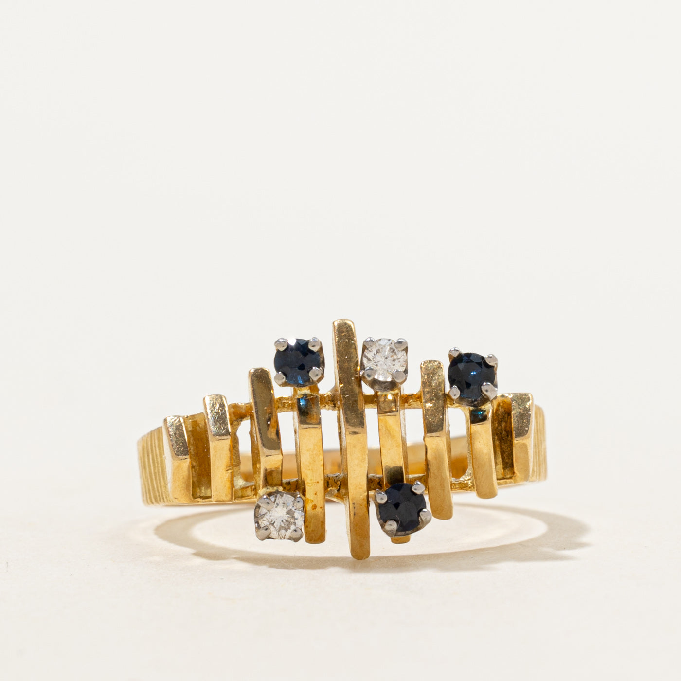 Bague abstraite « Birks » en saphir et diamants | 0,14 ct, 0,08 ct | Taille 7,5 | 