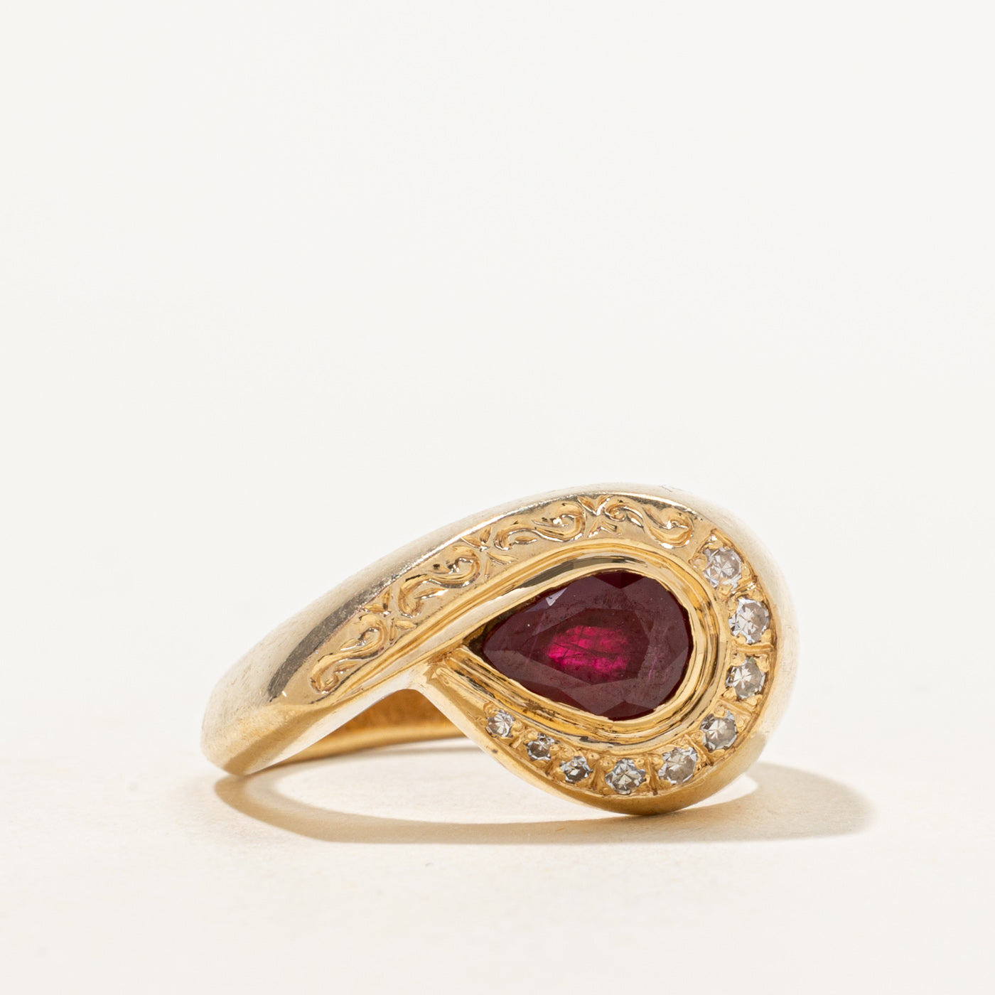 Bague contournée rubis et diamants | 0,80 ct, 0,08 ct au total | Taille 6 | 