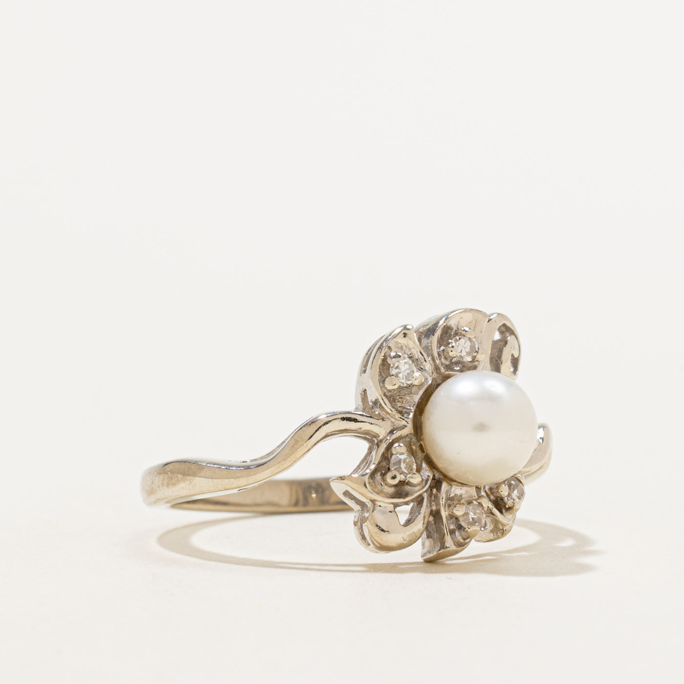 Bague en forme de moulinet avec perles et diamants | 1,50 ct, 0,10 ct au total | Taille 7,75 | 