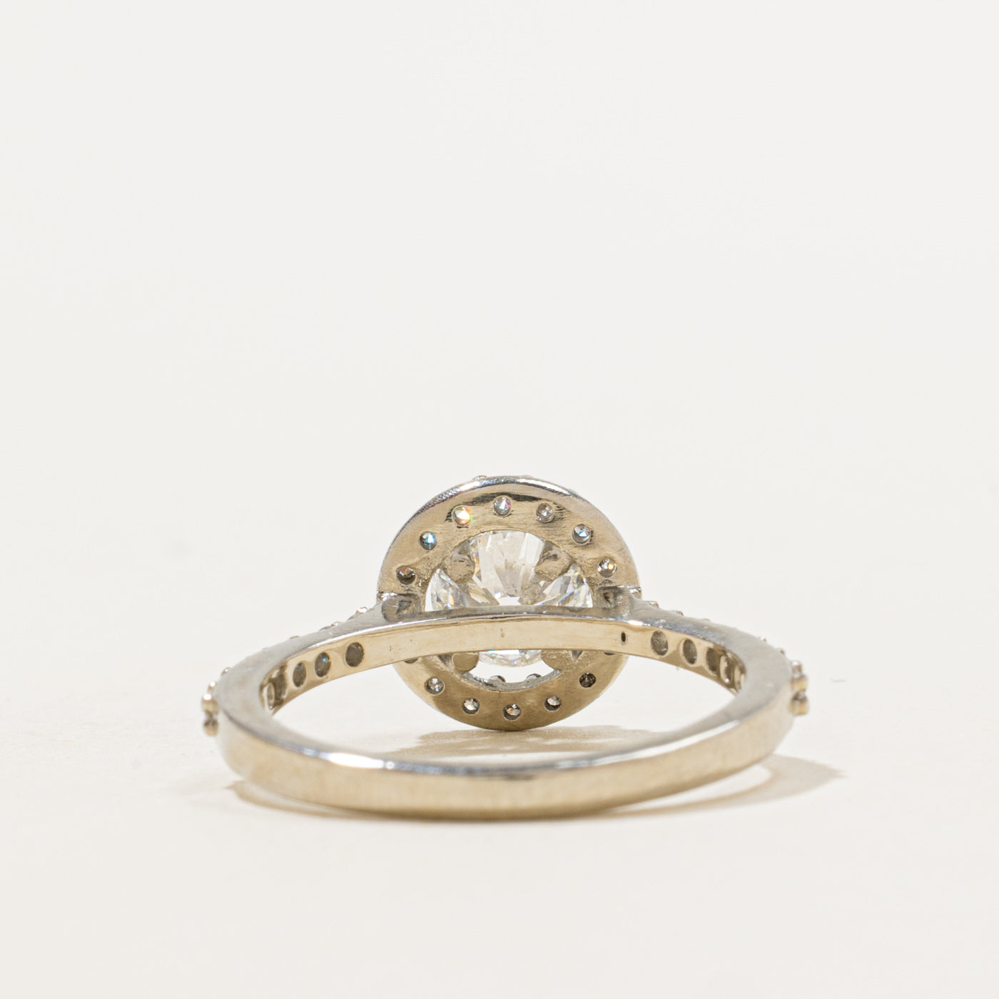 Bague « 100 façons » sertie d’un halo de diamants en or 18 carats | 0,65 ct, 0,36 ct au total | Taille 5,75 