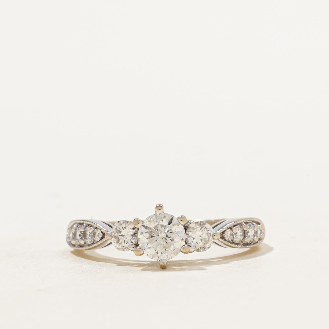 Bague de fiançailles trois diamants sertis millegrain | 0,84 ct au total | Taille 6,75 | 