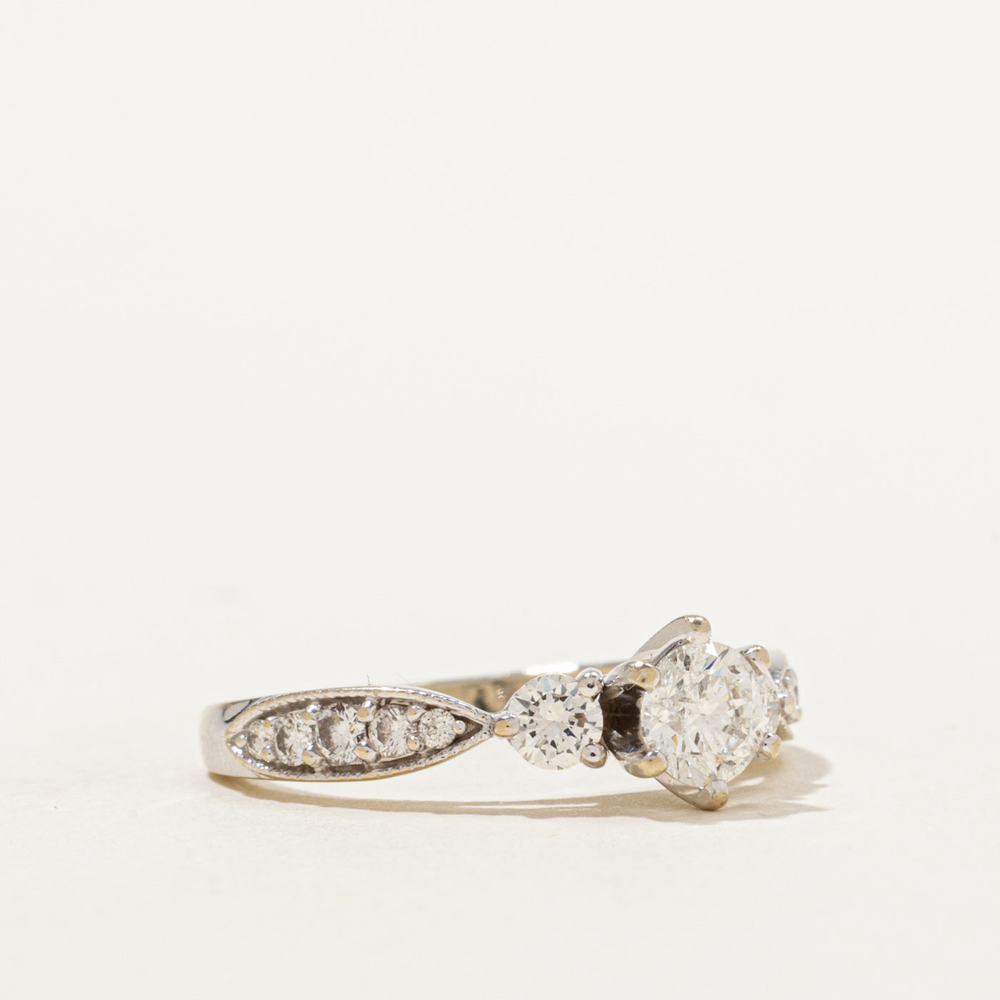 Bague de fiançailles trois diamants sertis millegrain | 0,84 ct au total | Taille 6,75 | 