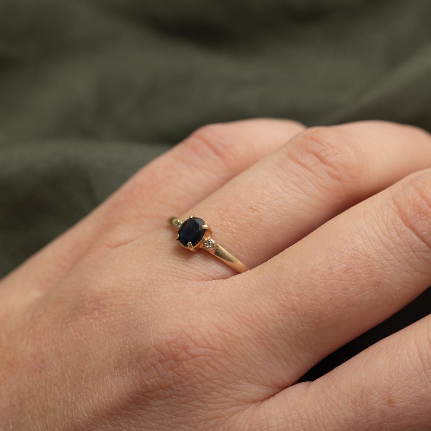Bague ornée d'un saphir ovale et de diamants | Taille 9