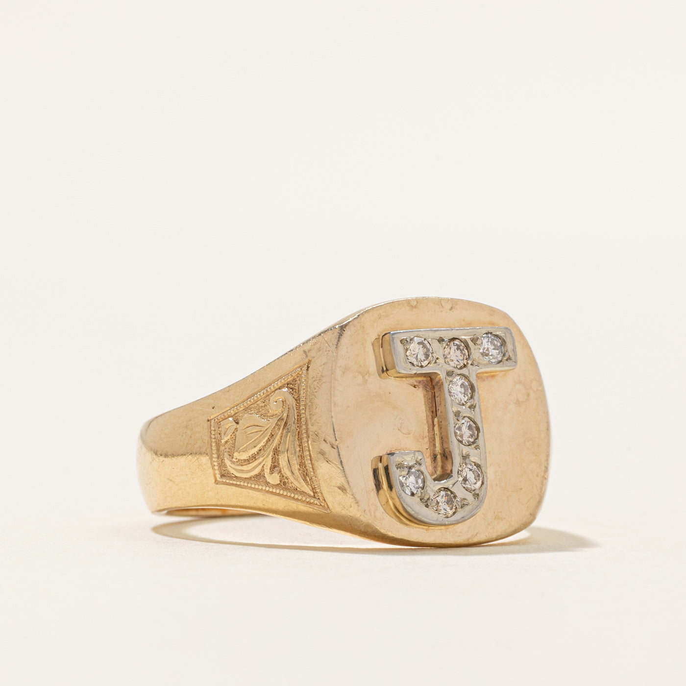Bague chevalière gravée d'une initiale « J » en diamant | 0,15 ct | Taille 10,25