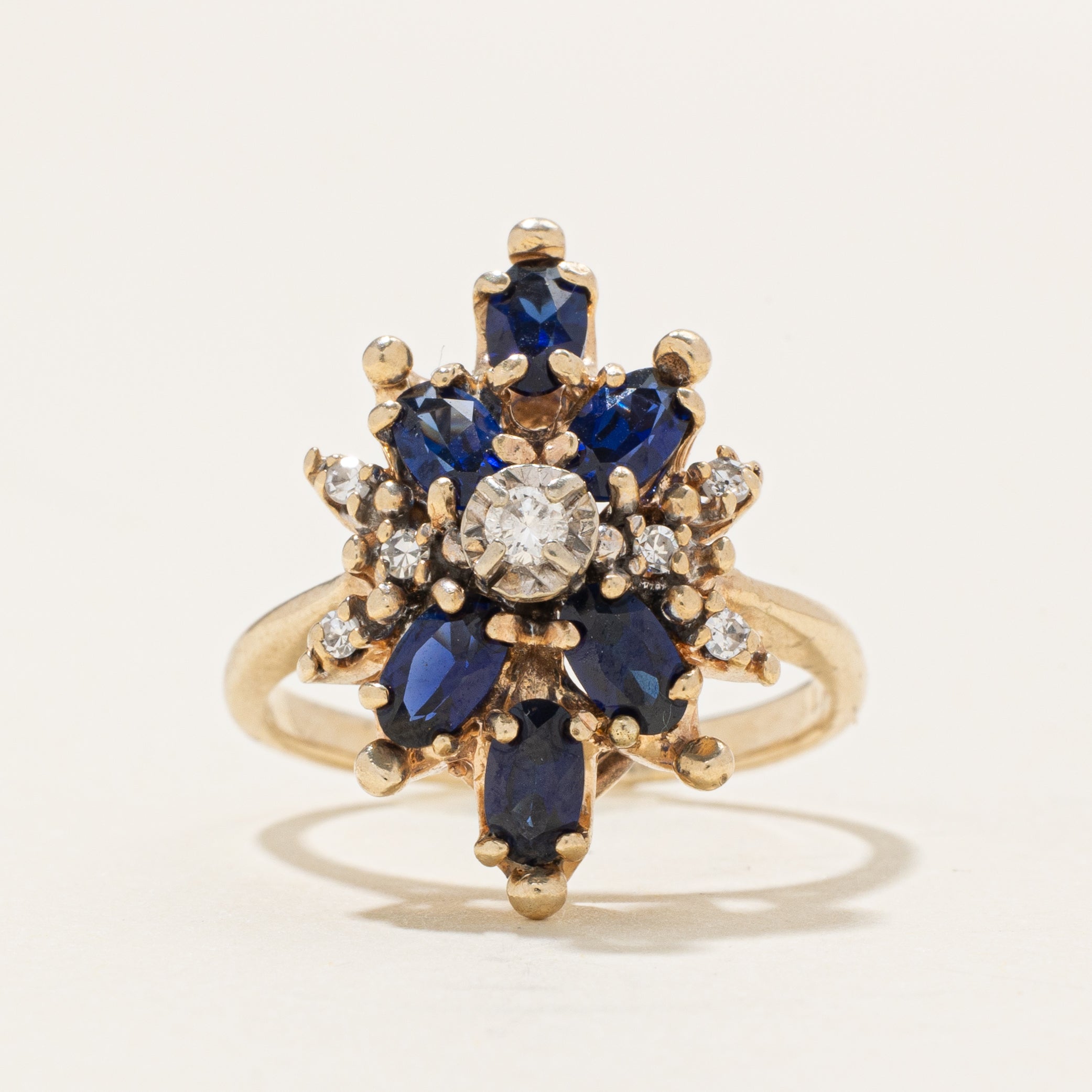 Bague cocktail sertie de saphirs synthétiques et de diamants naturels | 0,8 ct, 0,1 ct | Taille 7,0 |