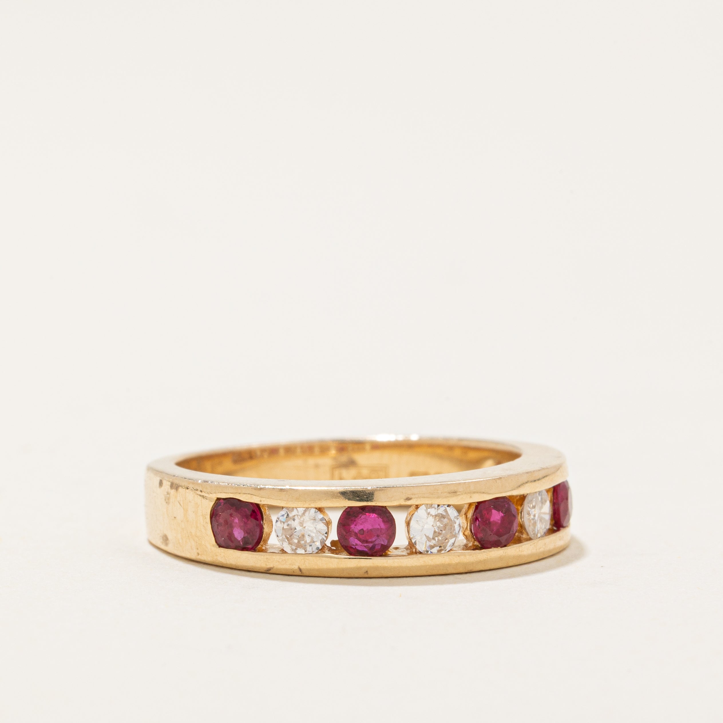 ***POINÇONS Bague semi-éternité sertie de rubis et de diamants | 0,32 ct, 0,24 ct | Taille 6,25 |