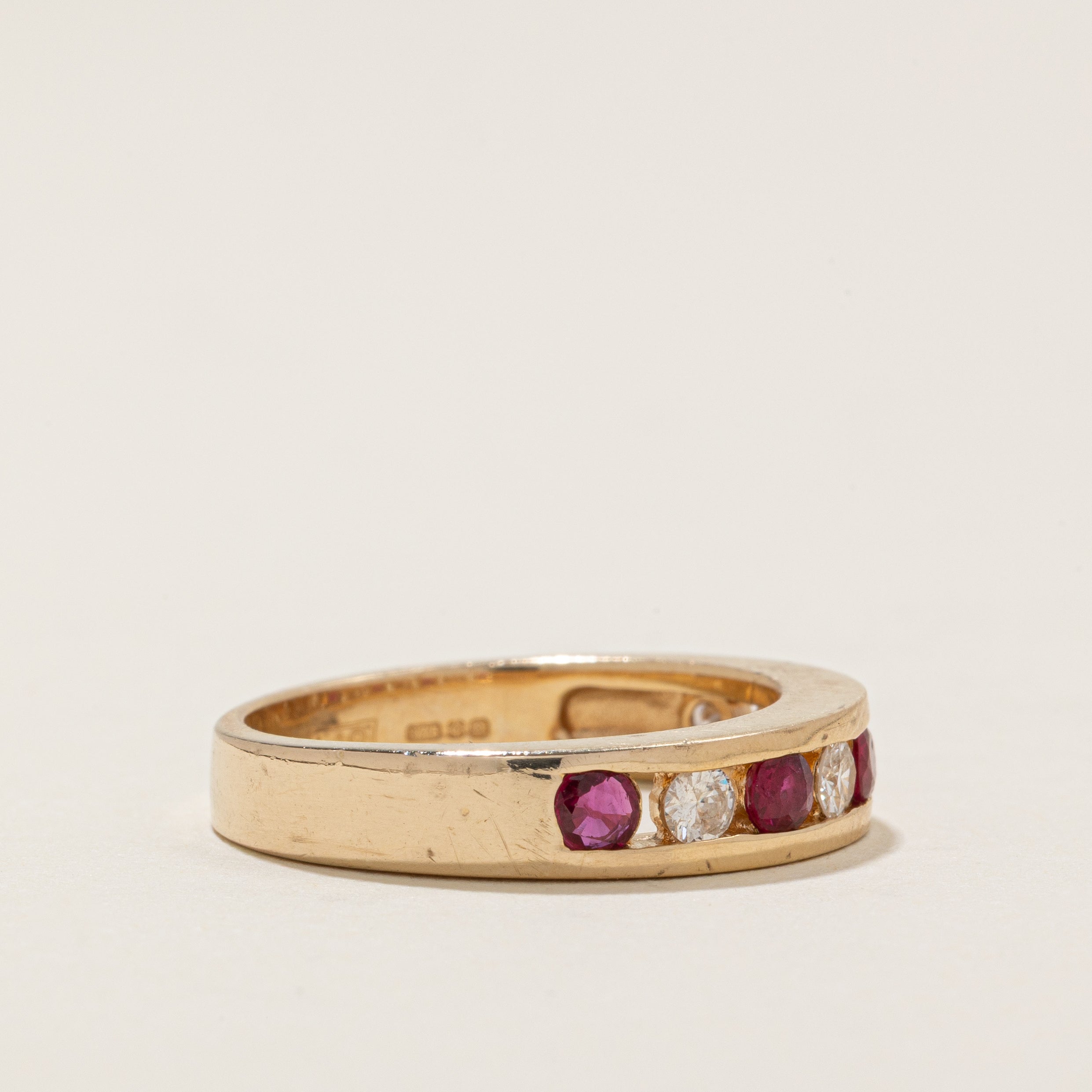 ***POINÇONS Bague semi-éternité sertie de rubis et de diamants | 0,32 ct, 0,24 ct | Taille 6,25 |