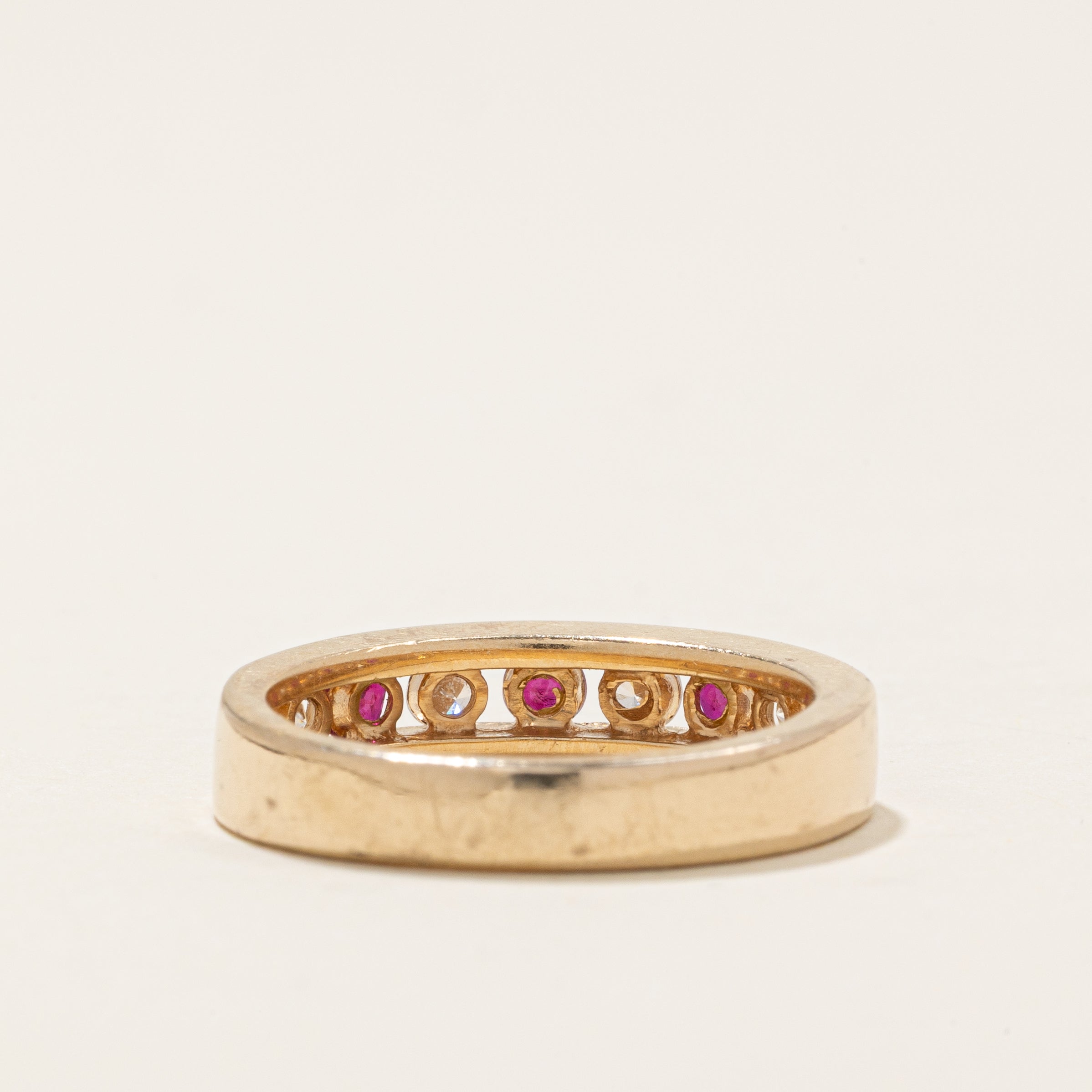 ***POINÇONS Bague semi-éternité sertie de rubis et de diamants | 0,32 ct, 0,24 ct | Taille 6,25 |