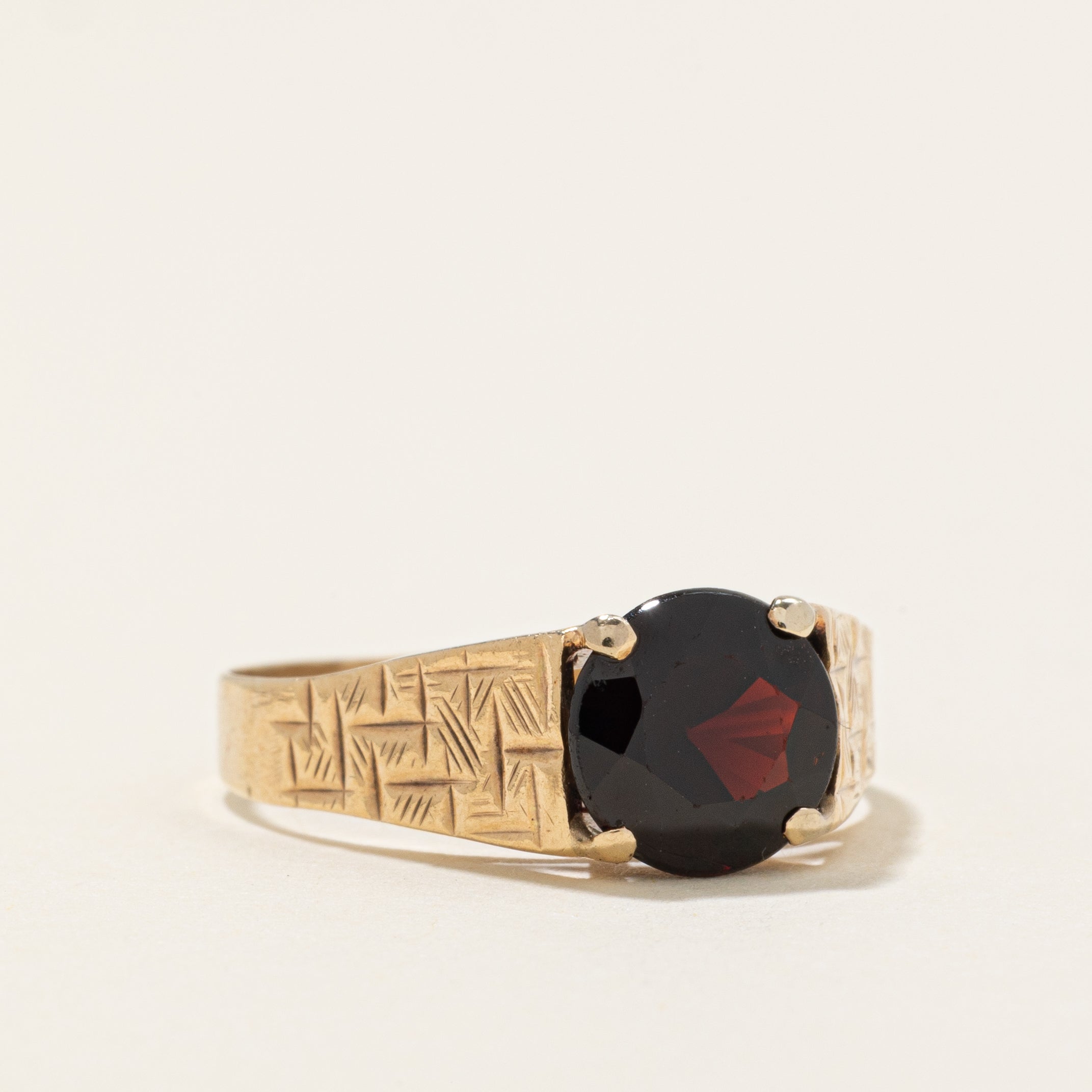 Bague solitaire en grenat gravée | 1,8 ct | Taille 8,5 |