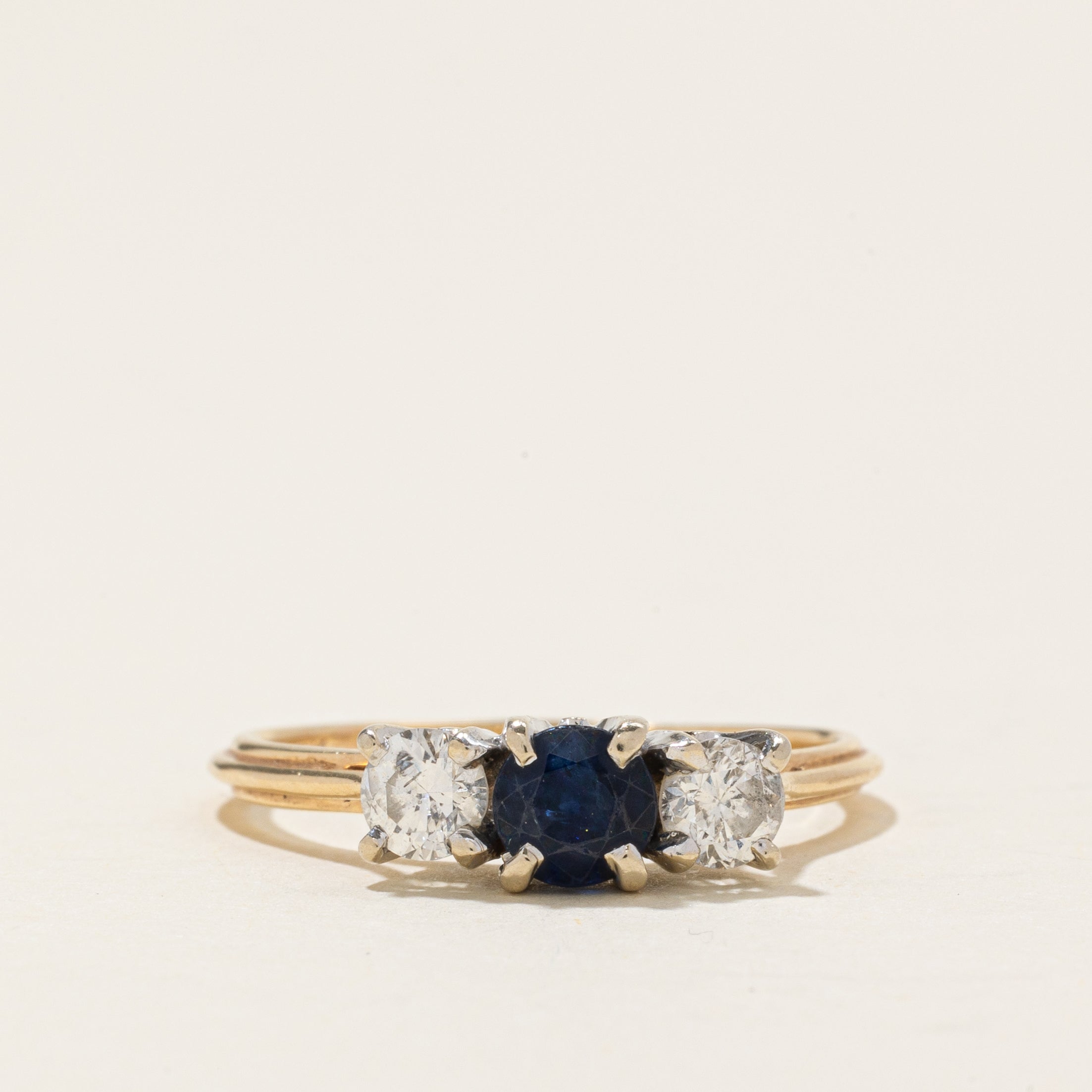 Bague trois pierres saphir et diamant | 0,7 ct, 0,4 ct au total | Taille 7,5 |
