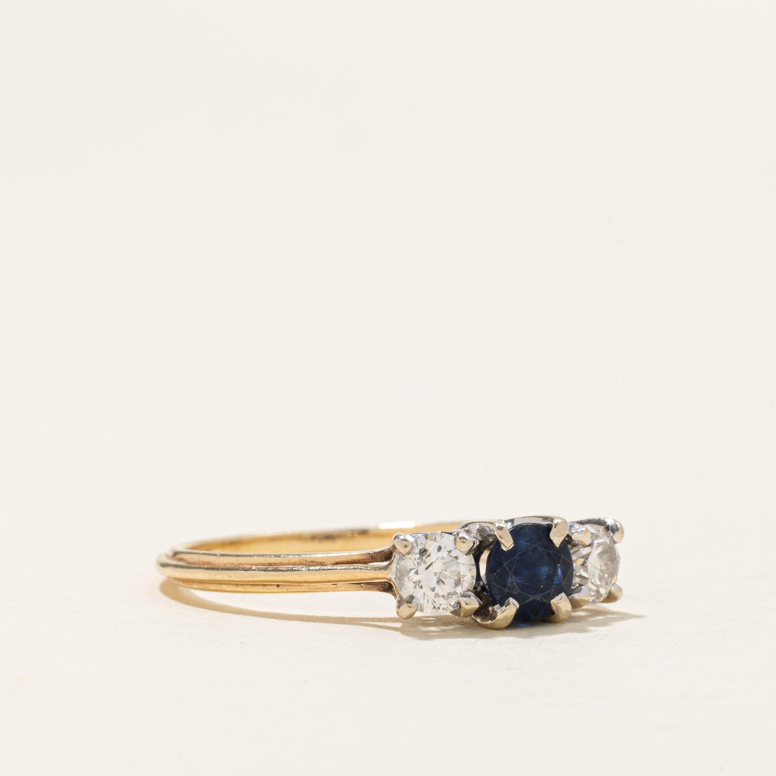 Bague trois pierres saphir et diamant | 0,7 ct, 0,4 ct au total | Taille 7,5 |