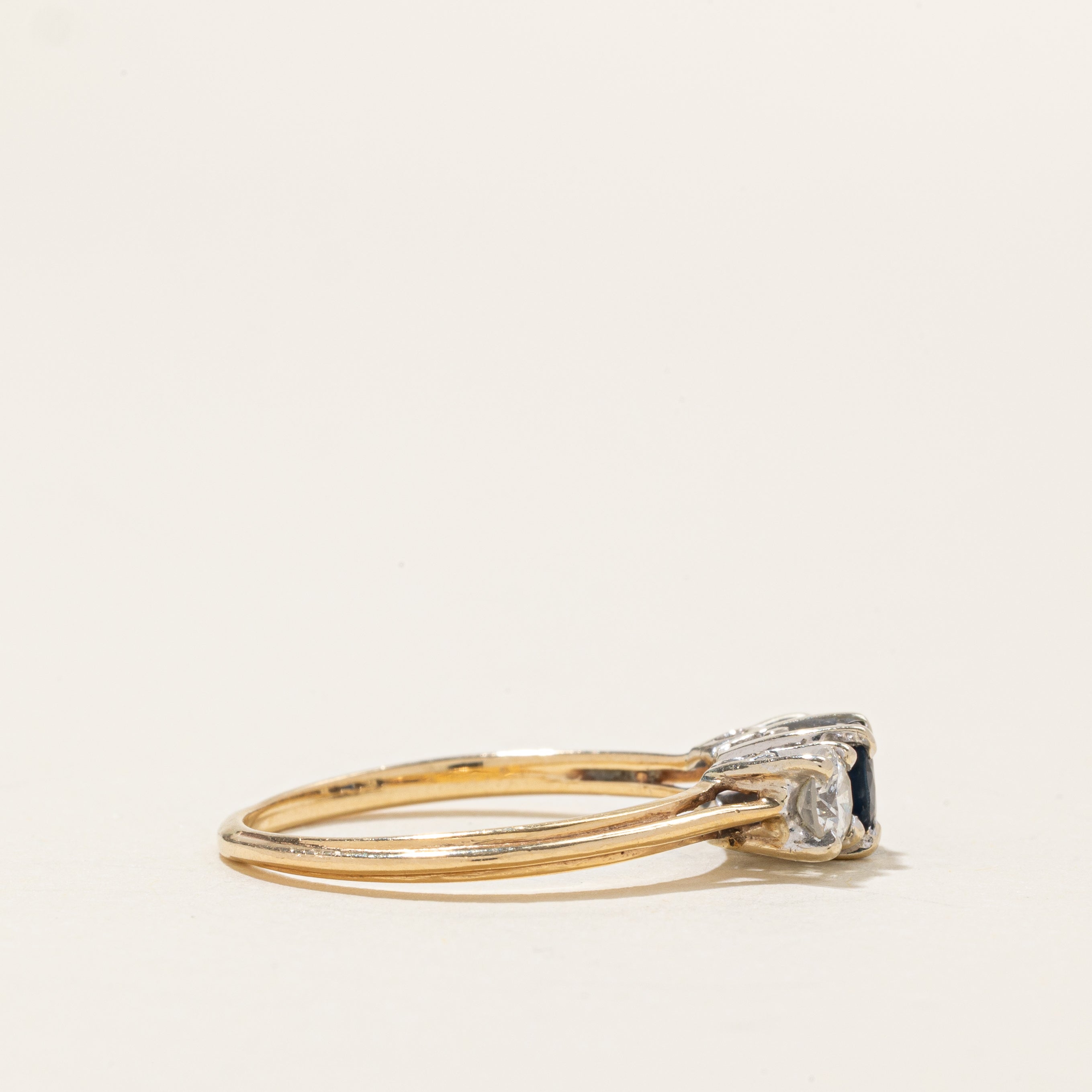 Bague trois pierres saphir et diamant | 0,7 ct, 0,4 ct au total | Taille 7,5 |