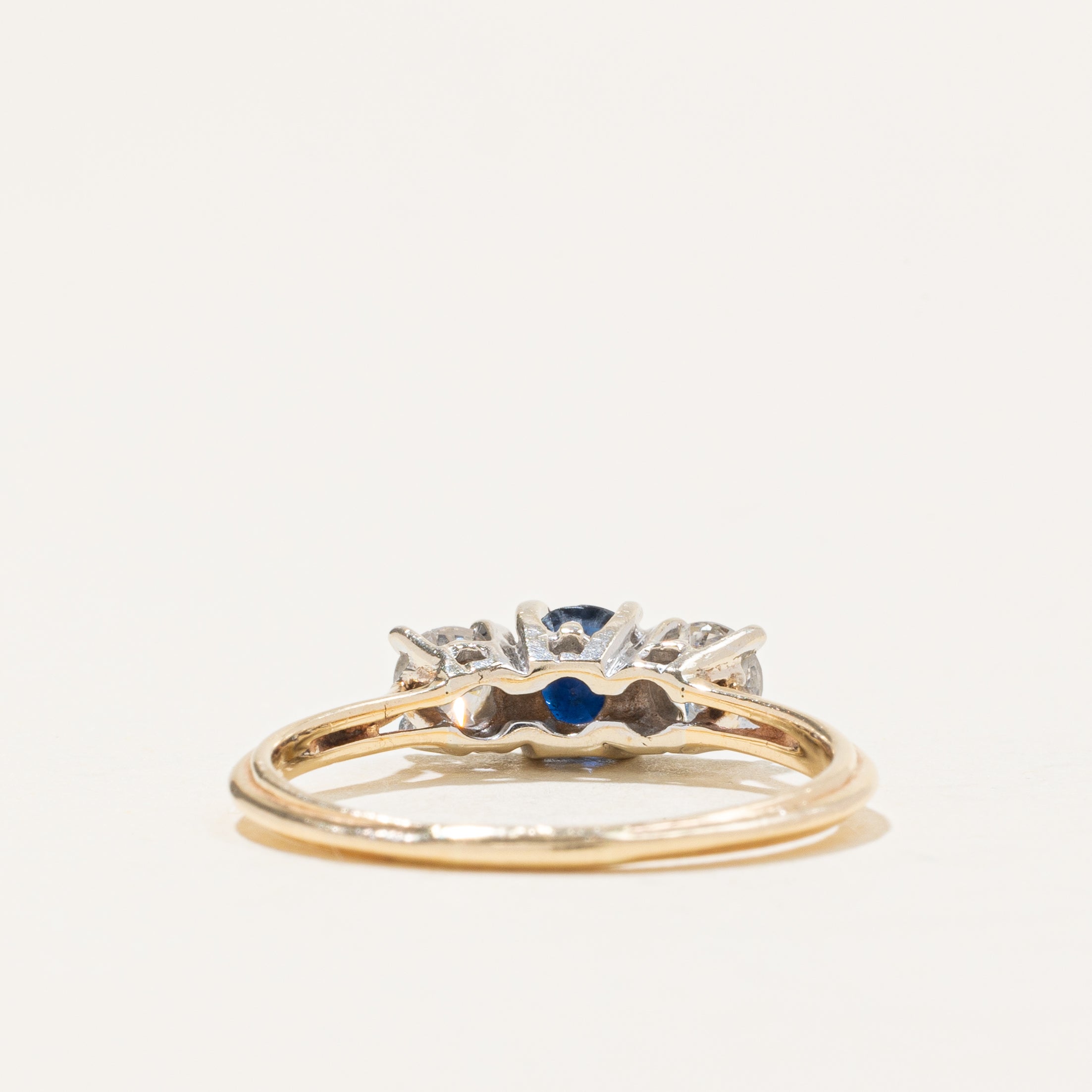 Bague trois pierres saphir et diamant | 0,7 ct, 0,4 ct au total | Taille 7,5 |
