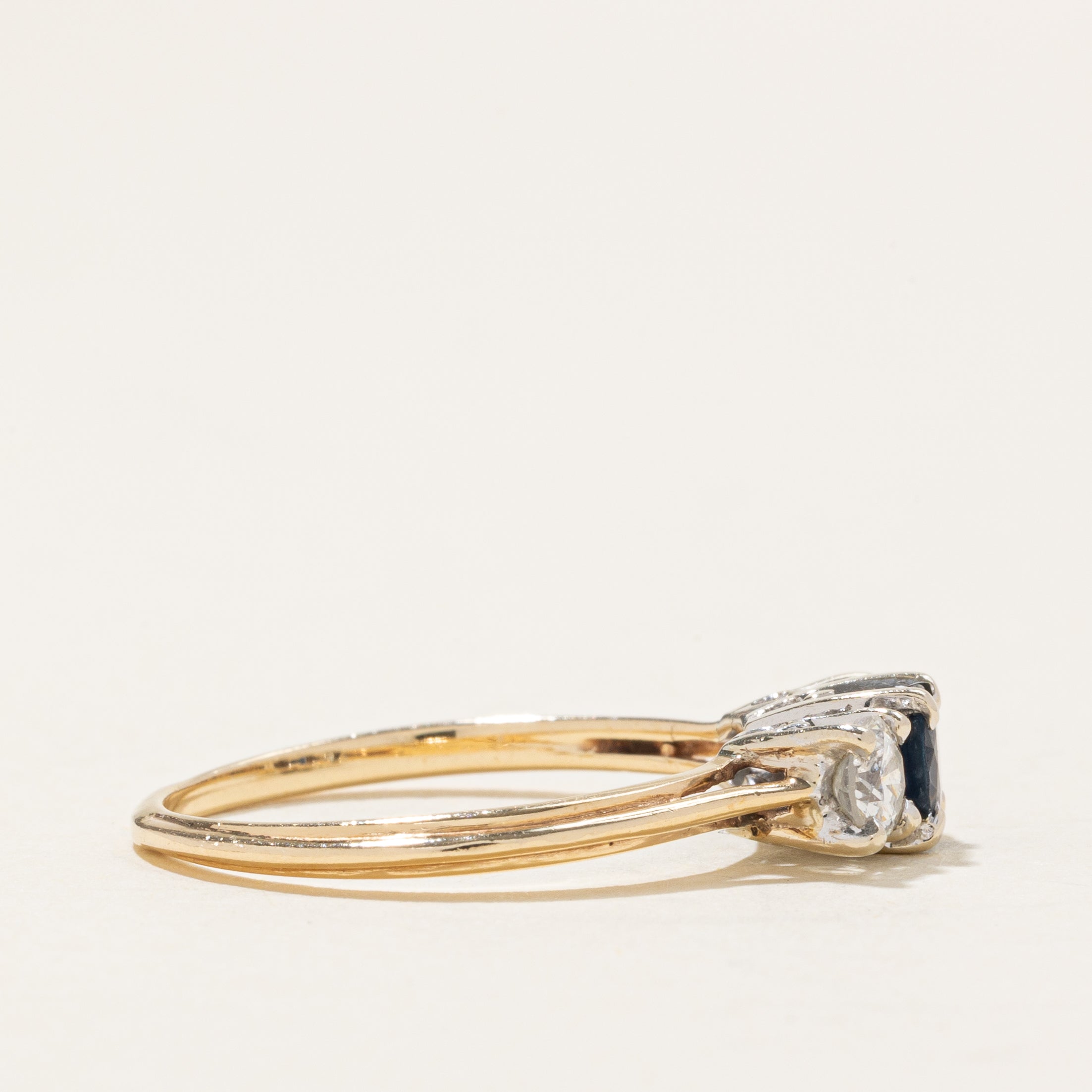 Bague trois pierres saphir et diamant | 0,7 ct, 0,4 ct au total | Taille 7,5 |