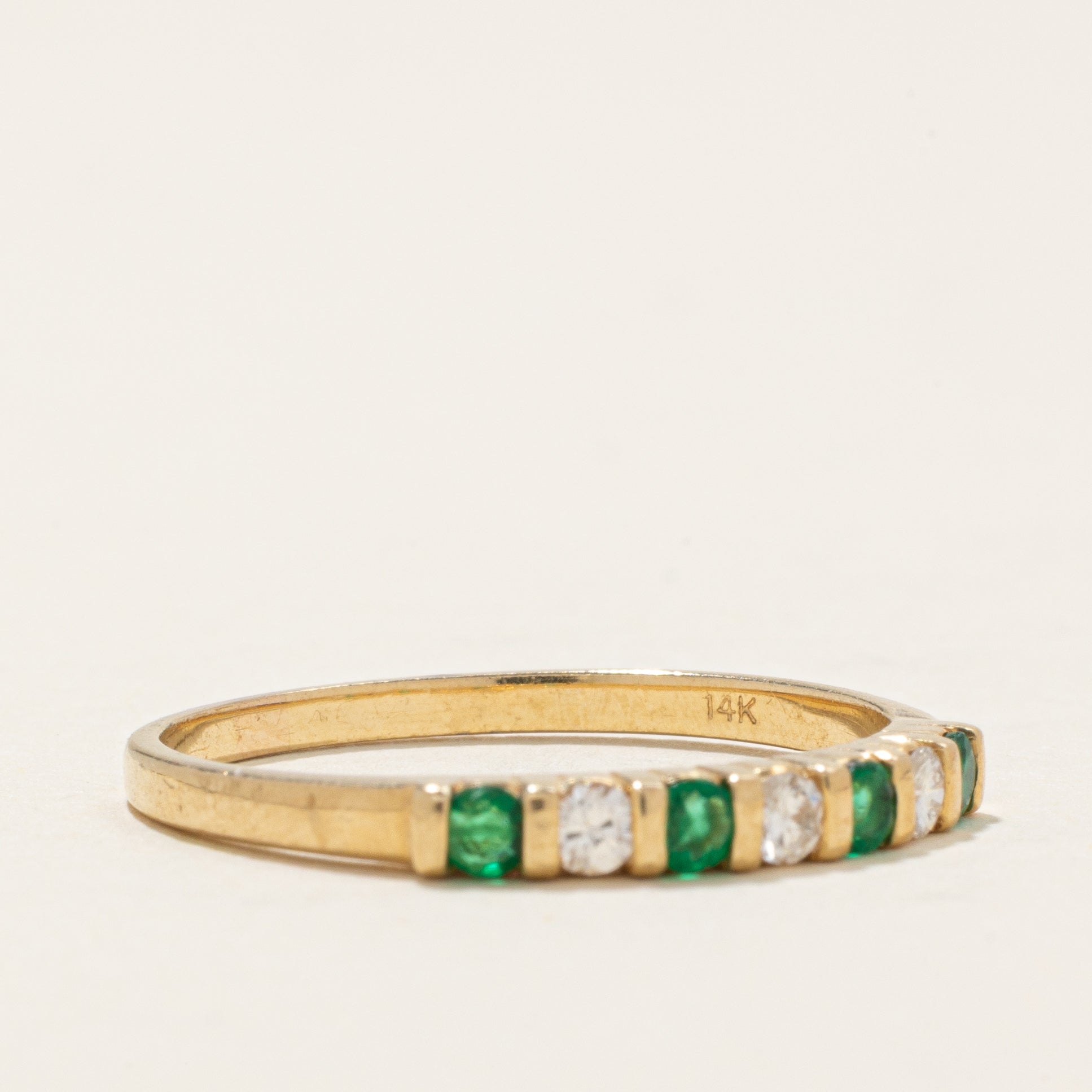 Alliance demi-éternité en émeraudes et diamants | 0,14 ct, 0,12 ct | Taille 8,0 |