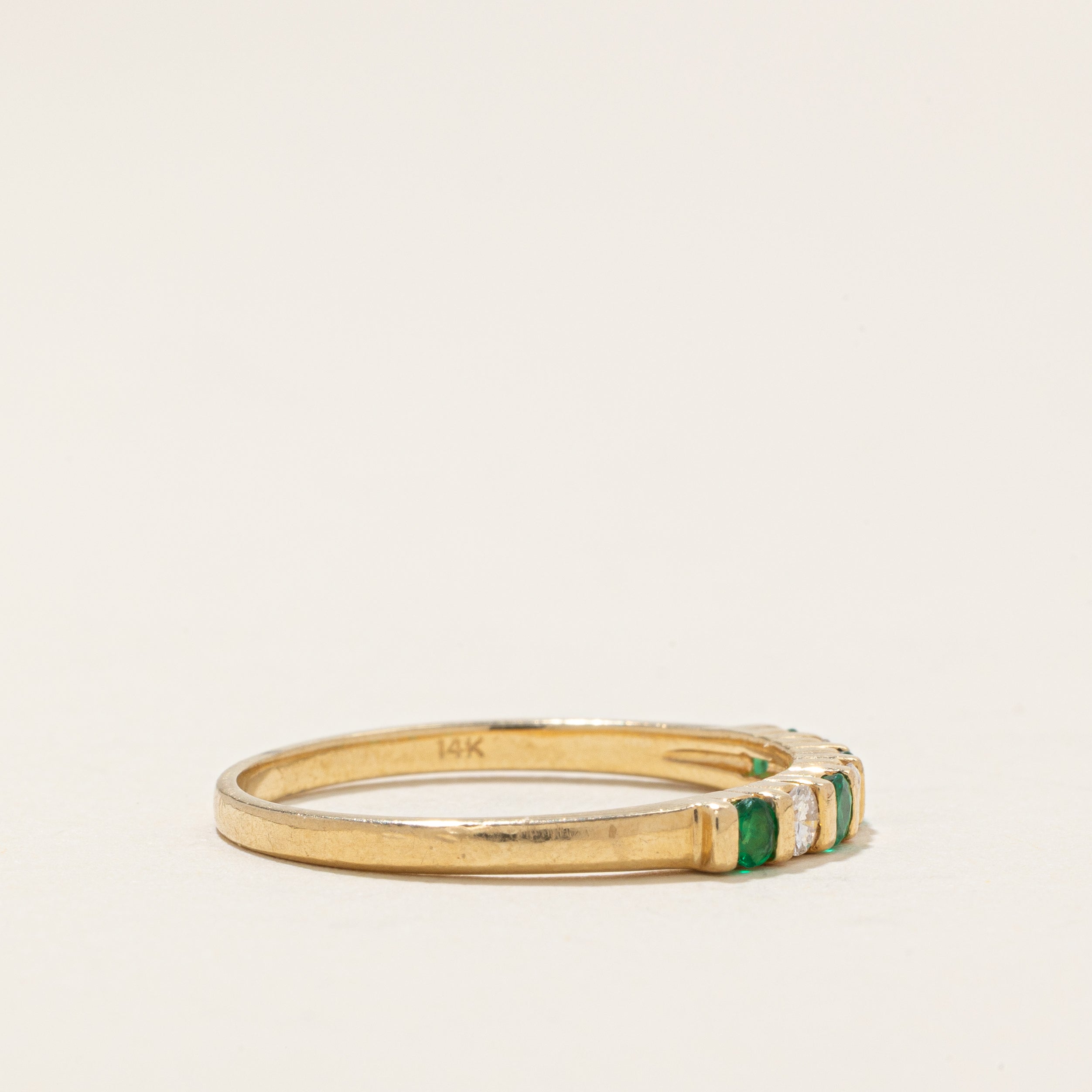 Alliance demi-éternité en émeraudes et diamants | 0,14 ct, 0,12 ct | Taille 8,0 |