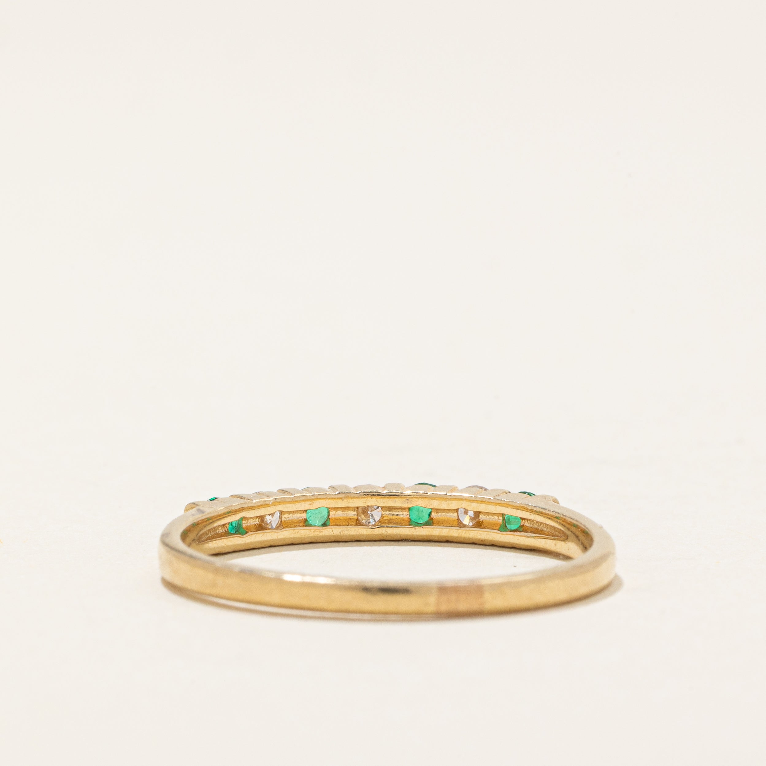 Alliance demi-éternité en émeraudes et diamants | 0,14 ct, 0,12 ct | Taille 8,0 |