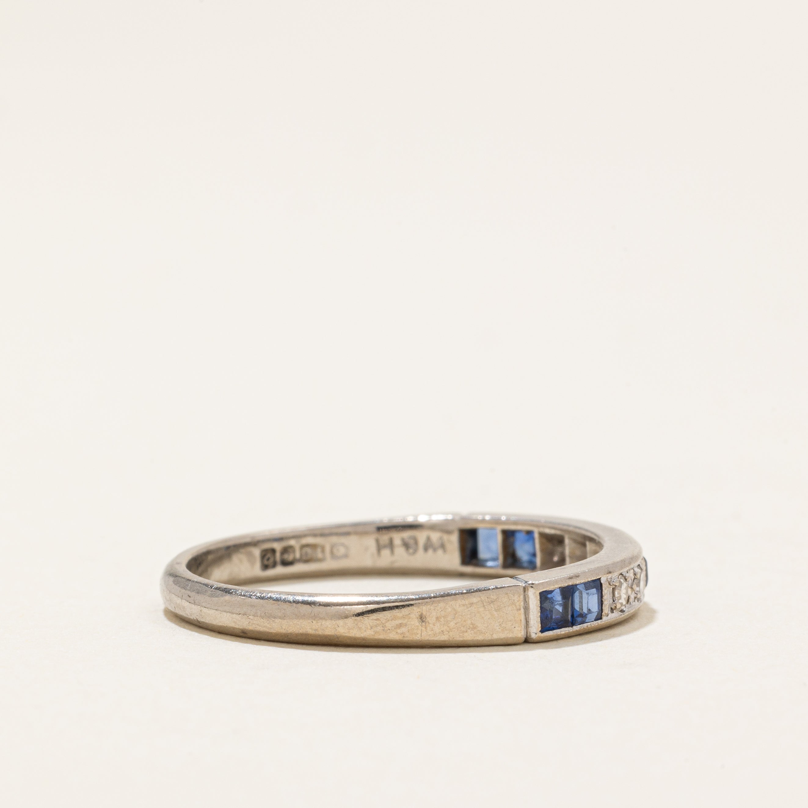 Bague semi-éternité en saphirs et diamants | 0,21 ct, 0,04 ct | Taille 8,0 |