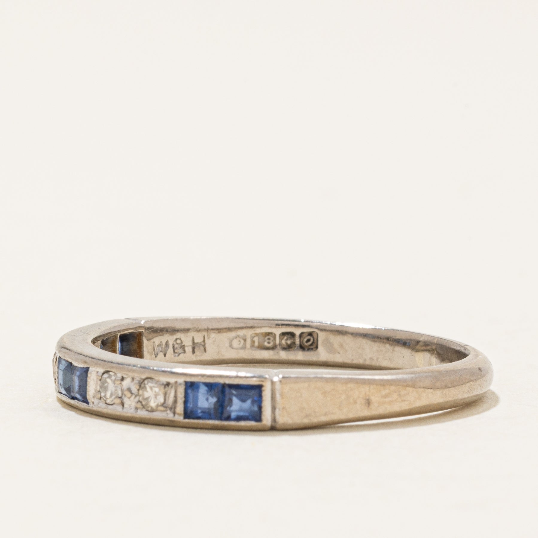 Bague semi-éternité en saphirs et diamants | 0,21 ct, 0,04 ct | Taille 8,0 |