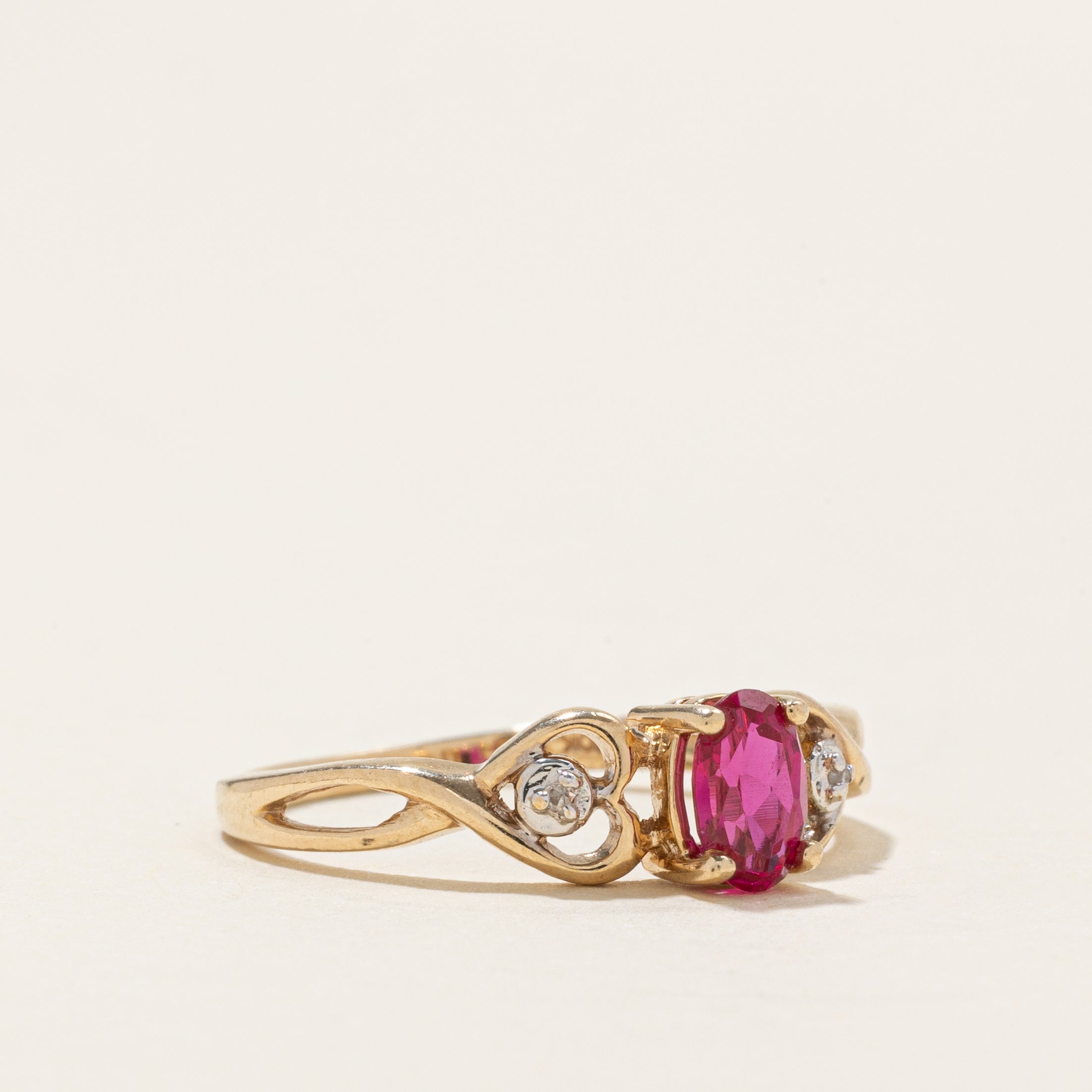 Bague croisée en rubis synthétique et diamants naturels | 0,5 ct, 0,01 ct au total | Taille 6,5 |
