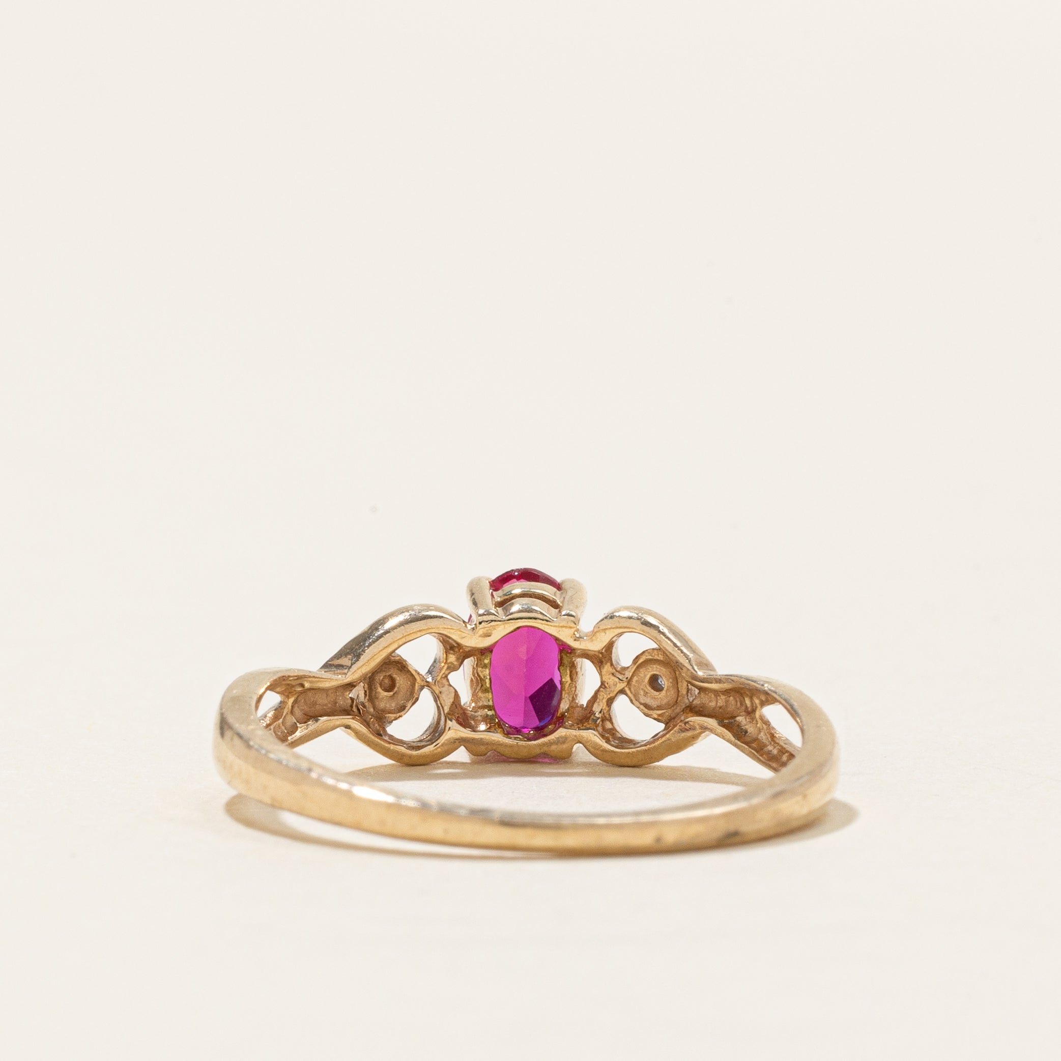 Bague croisée en rubis synthétique et diamants naturels | 0,5 ct, 0,01 ct au total | Taille 6,5 |