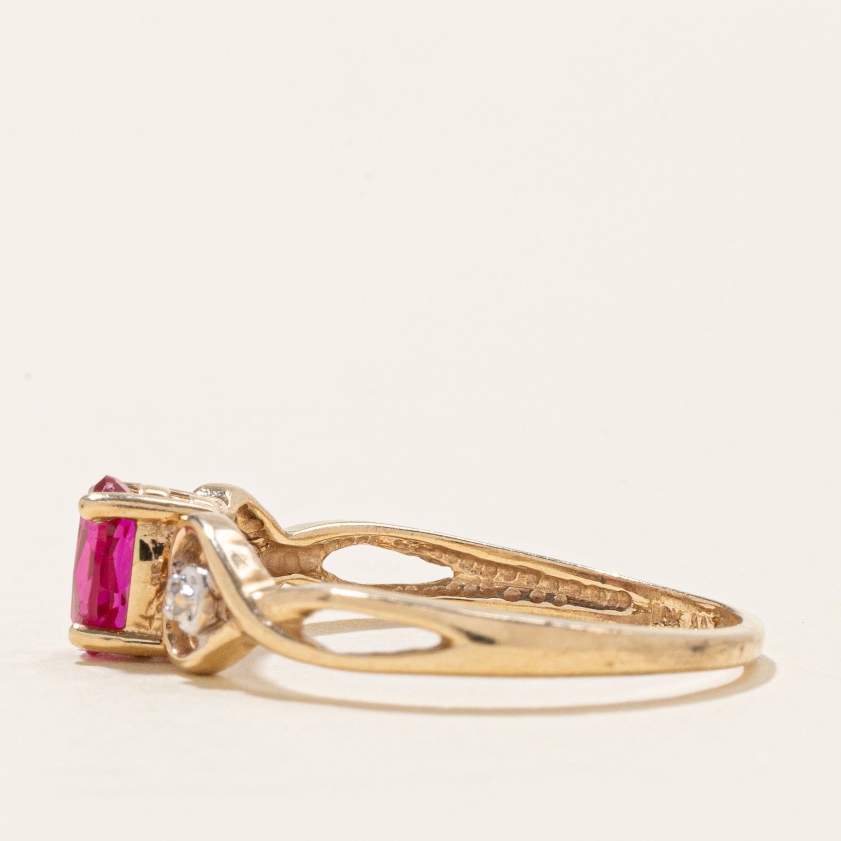 Bague croisée en rubis synthétique et diamants naturels | 0,5 ct, 0,01 ct au total | Taille 6,5 |