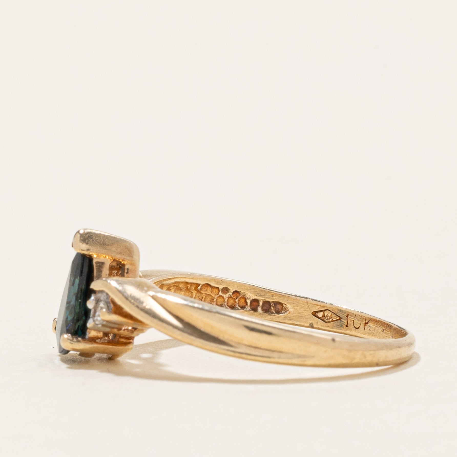 Bague ornée d'un saphir taille poire et de diamants | 0,54 ct, 0,02 ct au total | Taille 5,0 |