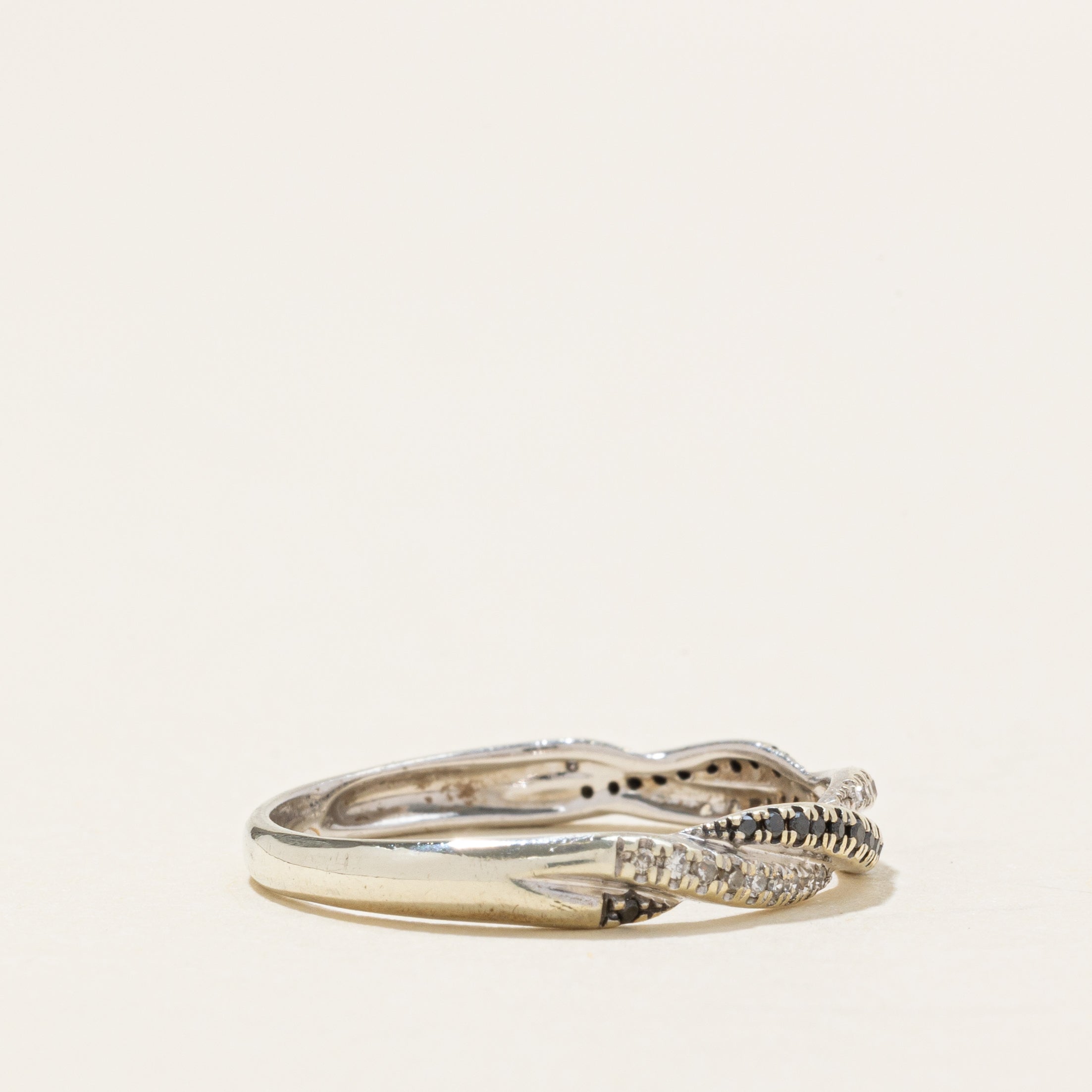 Bague croisée en diamants noirs et blancs | 0,1 ct au total | Taille 6,5 |