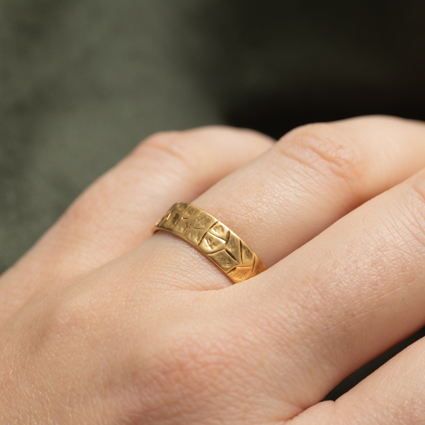 18k Yellow Gold Textured Band | SZ 7.75