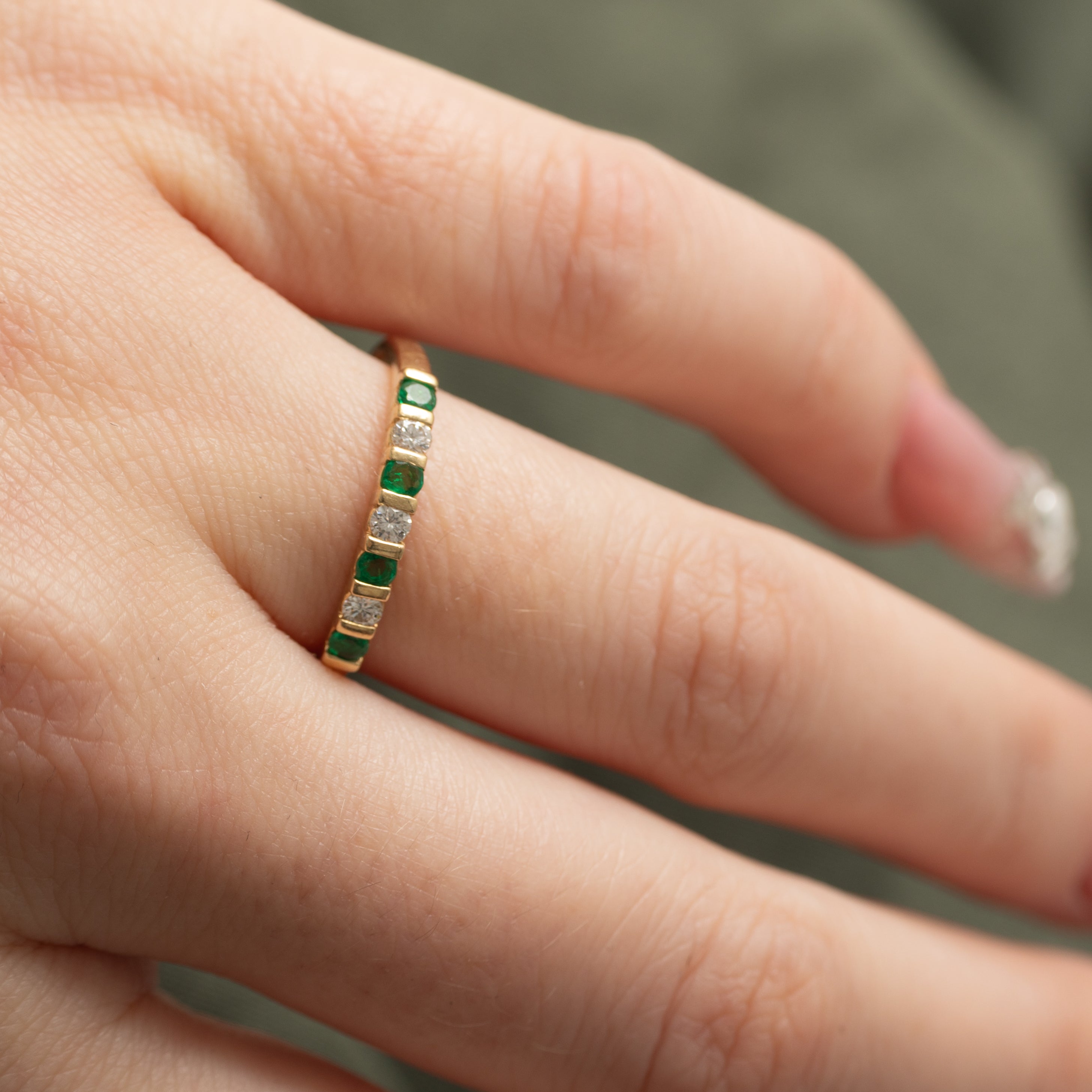 Alliance demi-éternité en émeraudes et diamants | 0,14 ct, 0,12 ct | Taille 8,0 |