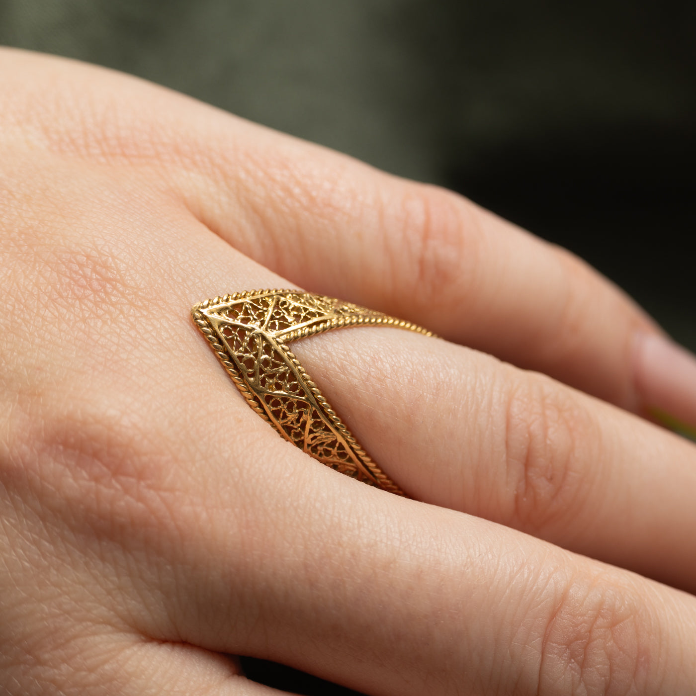 18k Yellow Gold Textured Chevron Ring | SZ 5.75