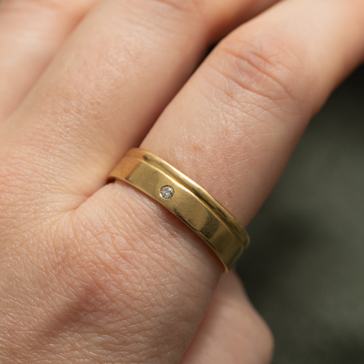 18k Flush Set Diamond Grooved Band | SZ 11.5