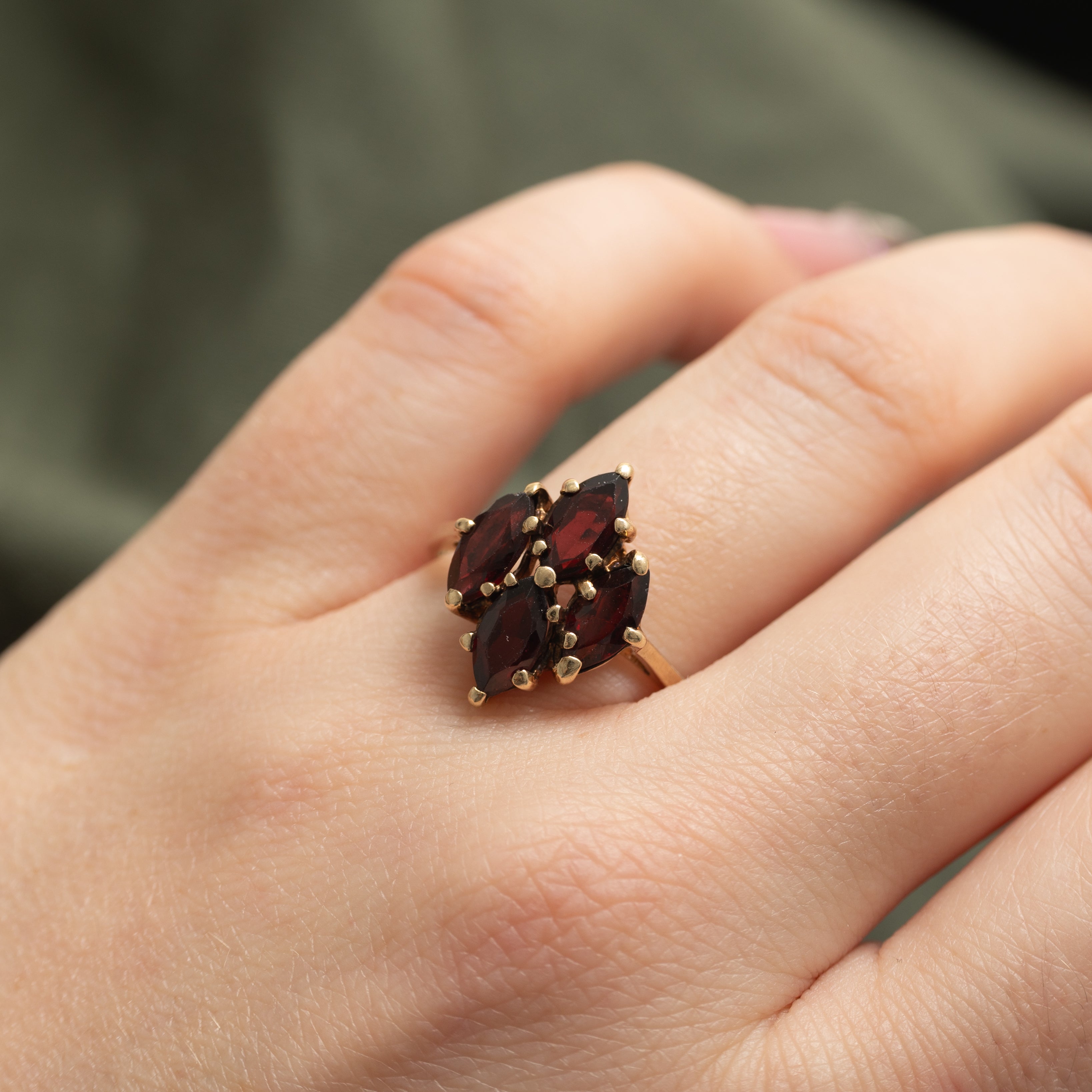 Bague sertie de quatre grenats | 6,0 ct | Taille 8,75 |