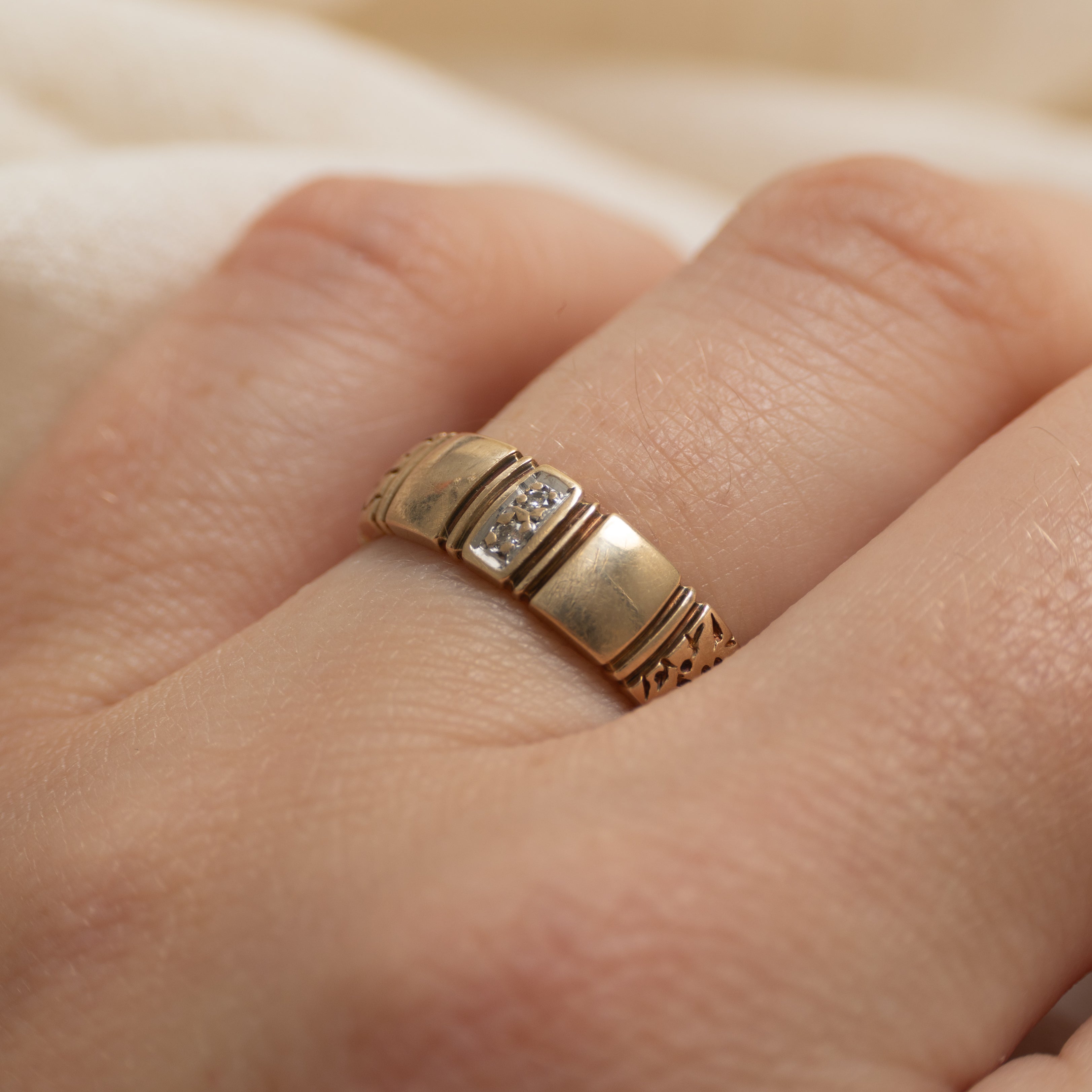 Bague en or 10 carats sertie de diamants et gravée en forme de colonne | Taille 6