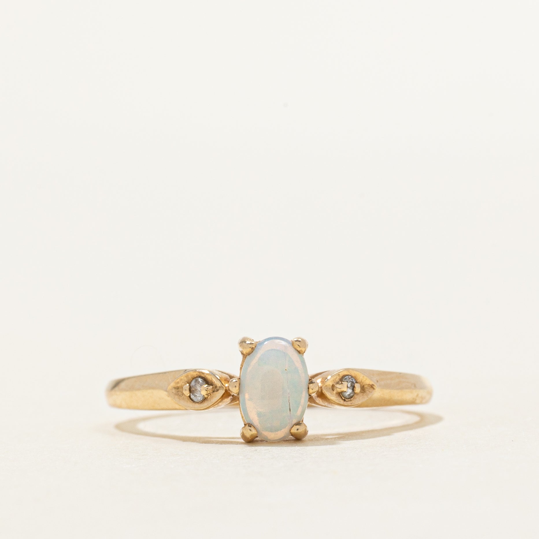 Bague en opale cabochon et diamants | 0,20 ct, 0,004 ct au total | Taille 6,75