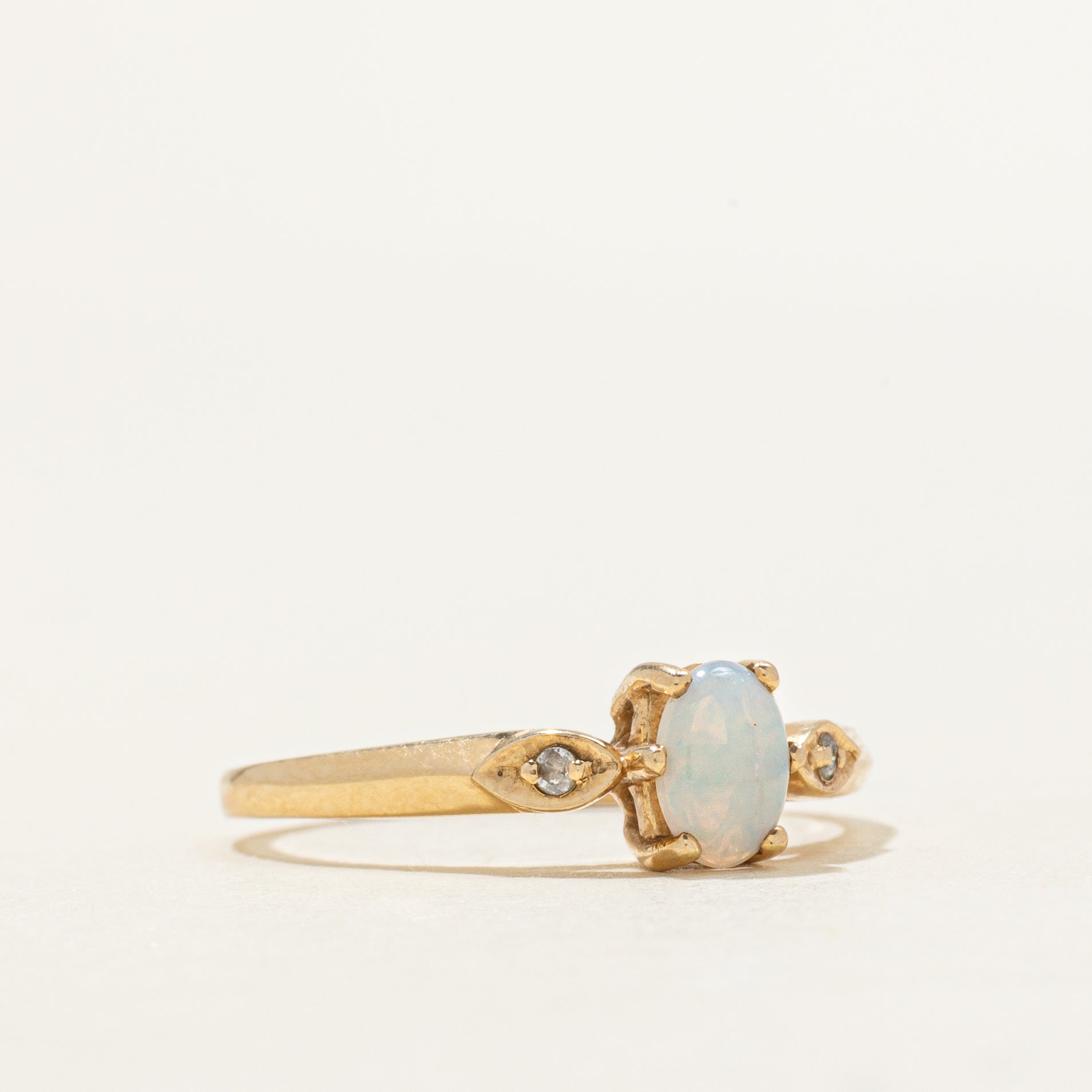 Bague en opale cabochon et diamants | 0,20 ct, 0,004 ct au total | Taille 6,75
