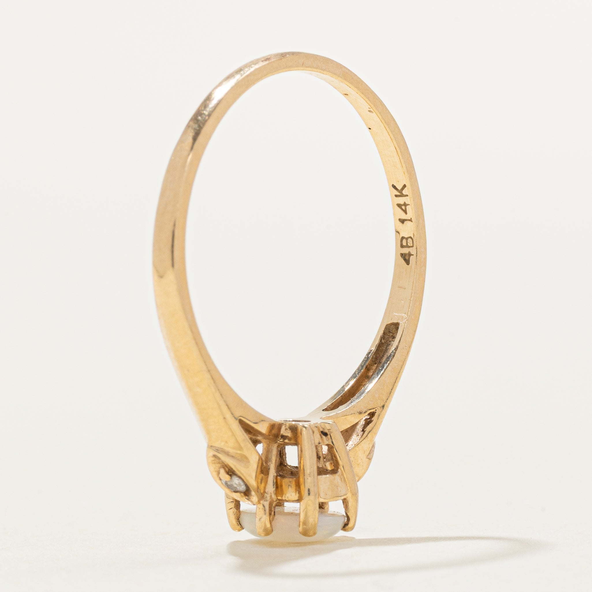 Bague en opale cabochon et diamants | 0,20 ct, 0,004 ct au total | Taille 6,75