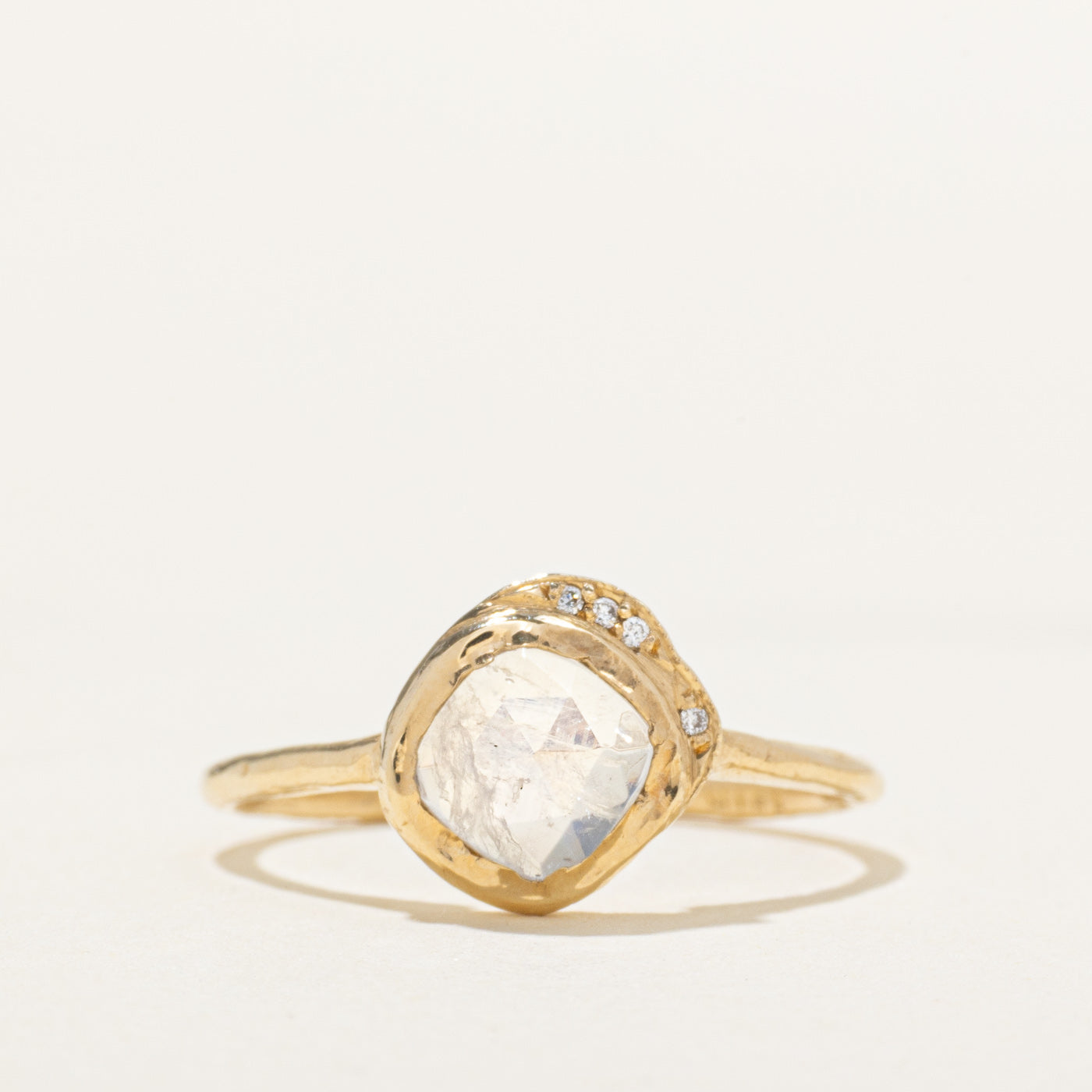 Bague en pierre de lune taille coussin et diamants | 1,00 ct, 0,01 ct au total | Taille 6,5