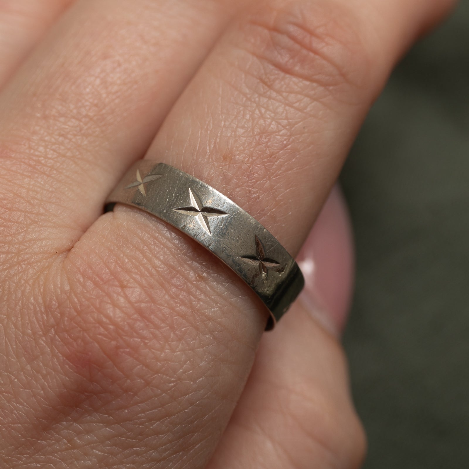 Vintage Canadian 10k White Gold "X" Engraved Band | 6mm | SZ 12.5