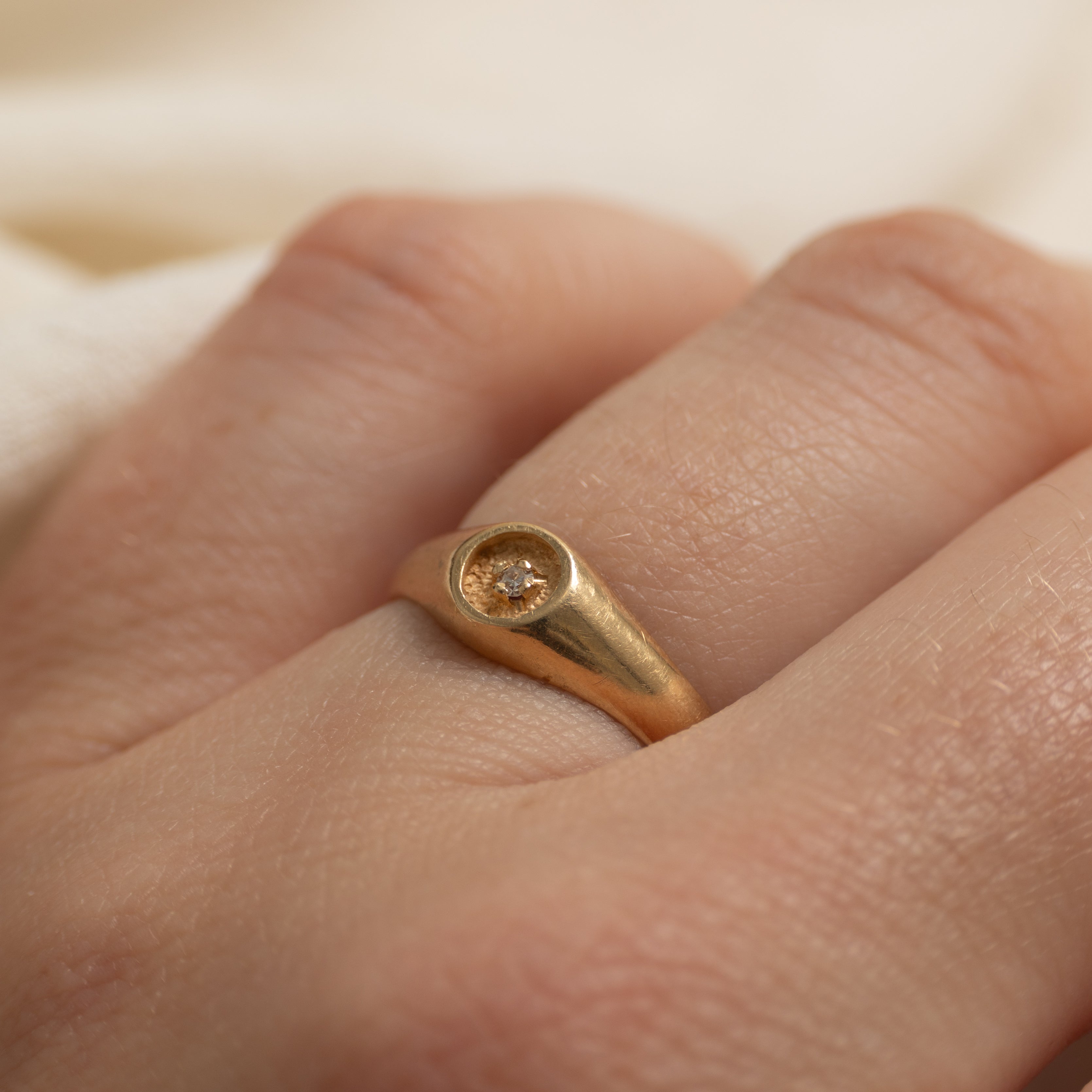 Solitaire Diamond Textured Circle Ring | SZ 5.25