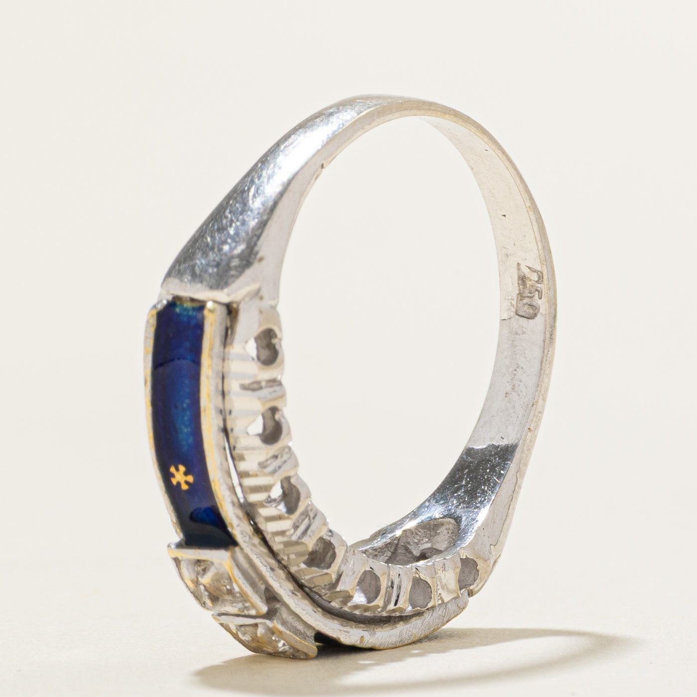 Bague étoile en émail et spinelle synthétique deux pierres en or 18 carats | 0,06 ct au total | Taille 5,5