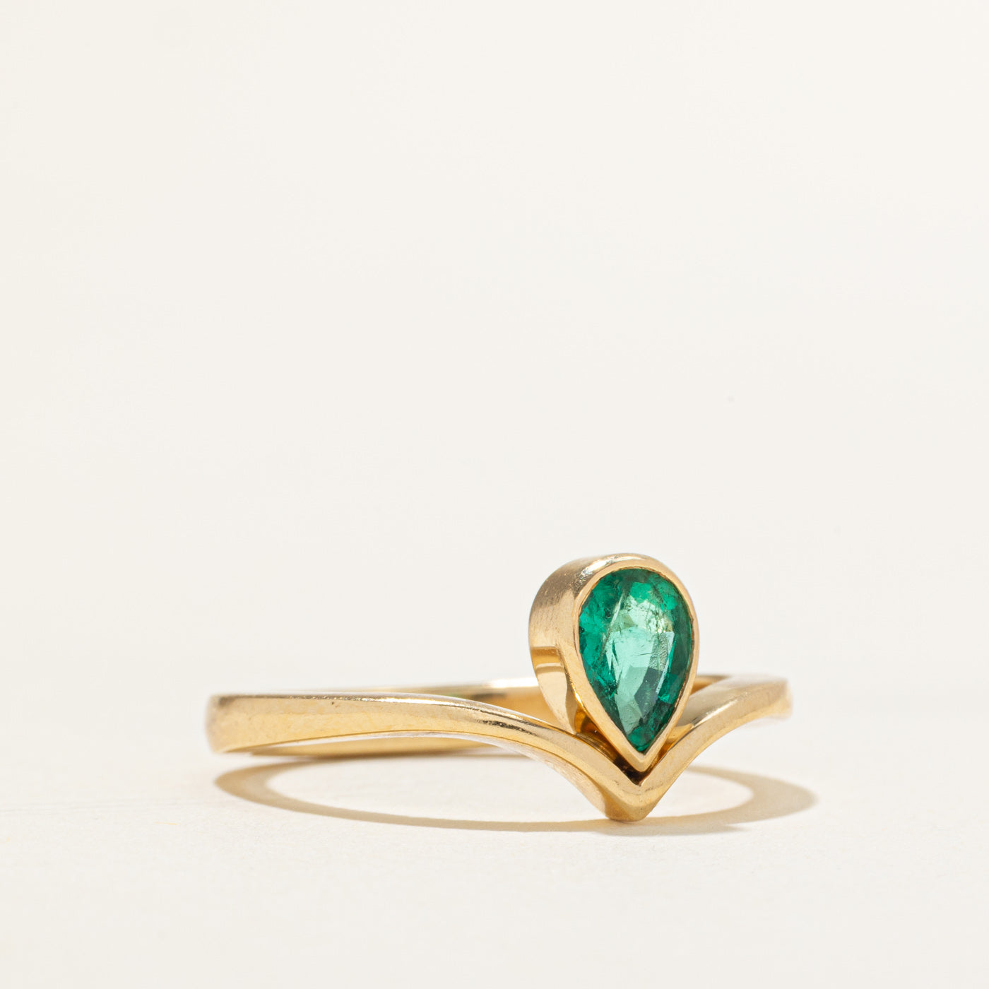18k Solitaire Pear Cut Emerald Chevron Ring | 0.51ct | SZ 8.5