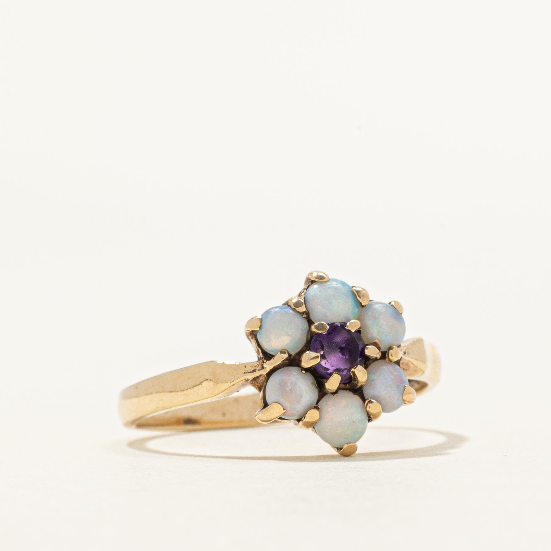 Bague en verre pâte cabochon et pétale d'opale, Londres, 1976 | 0,12 ct, 0,31 ct au total | Taille 7,25