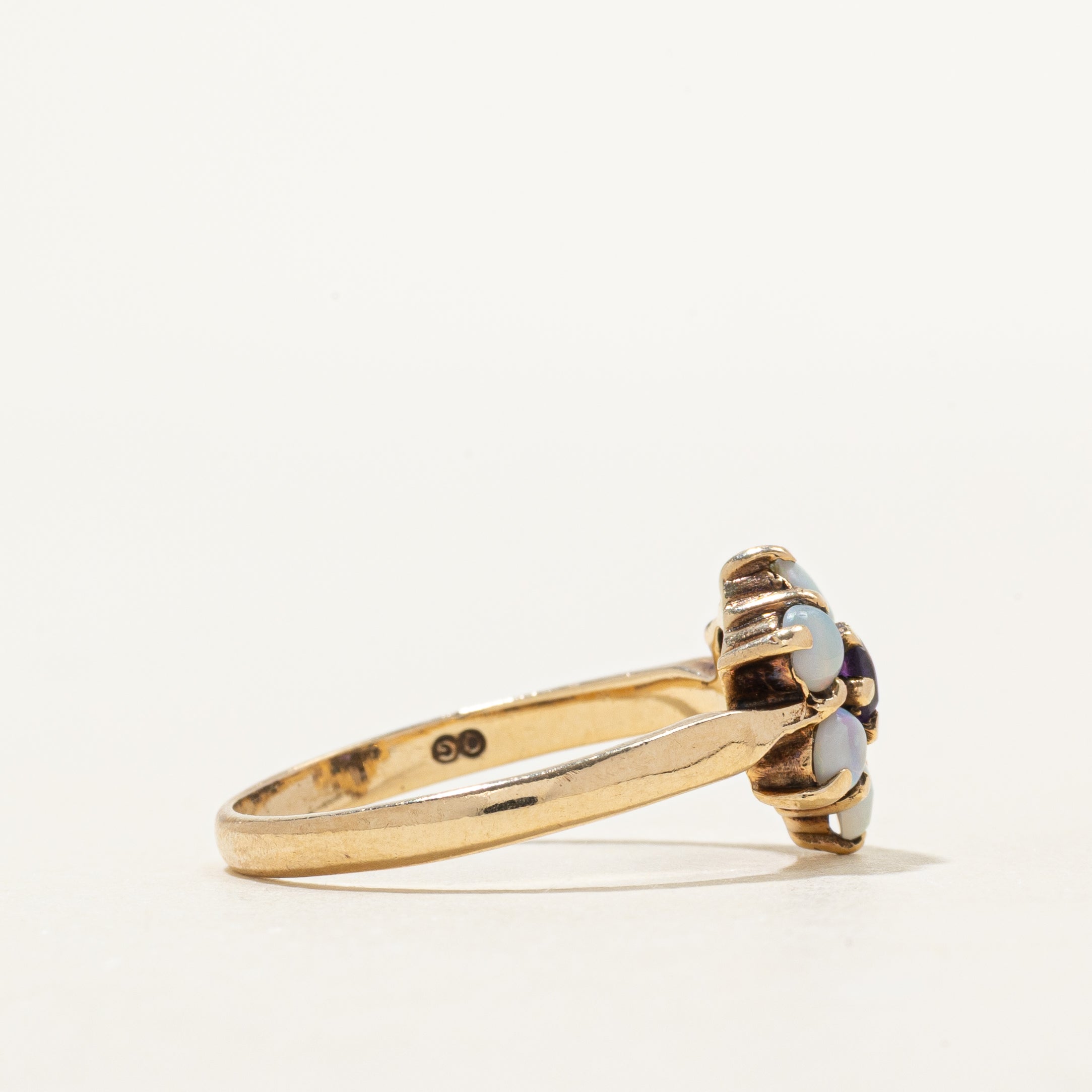 Bague en verre pâte cabochon et pétale d'opale, Londres, 1976 | 0,12 ct, 0,31 ct au total | Taille 7,25