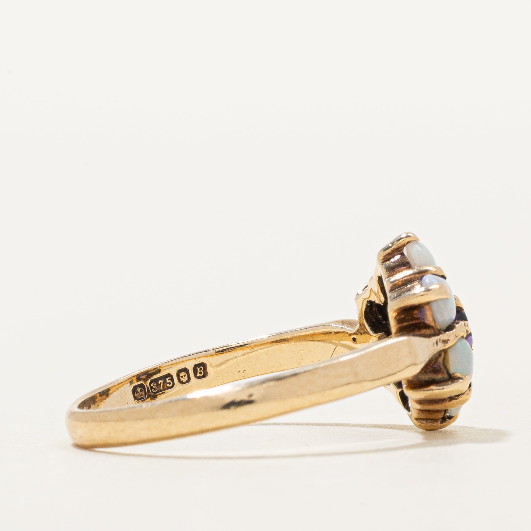 Bague en verre pâte cabochon et pétale d'opale, Londres, 1976 | 0,12 ct, 0,31 ct au total | Taille 7,25